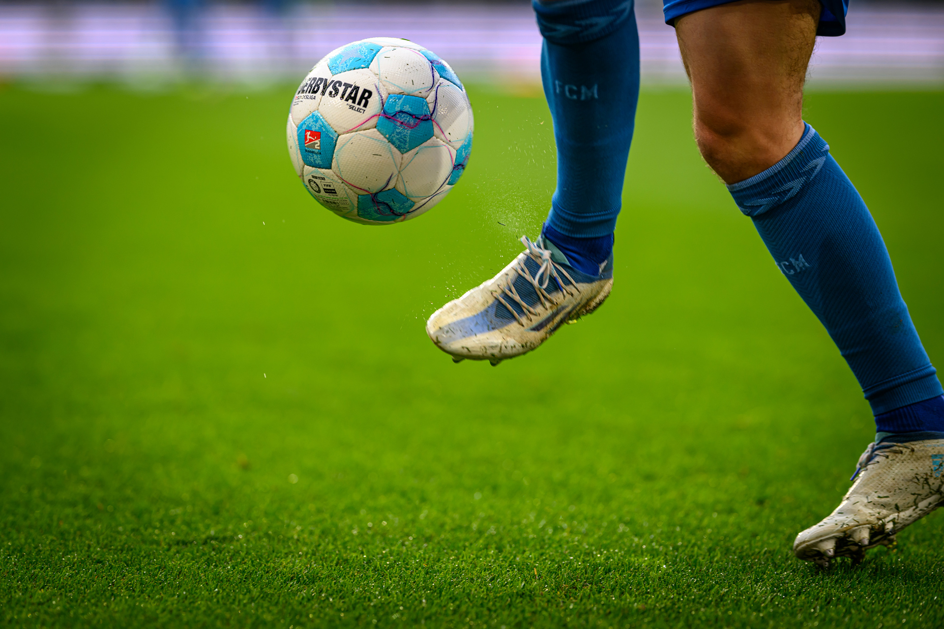 Ball am Fuß eines Spielers