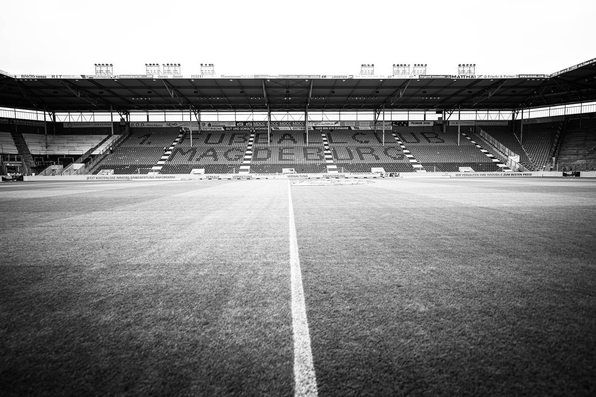 Blick in die Avnet Arena in Schwarz-Weiß