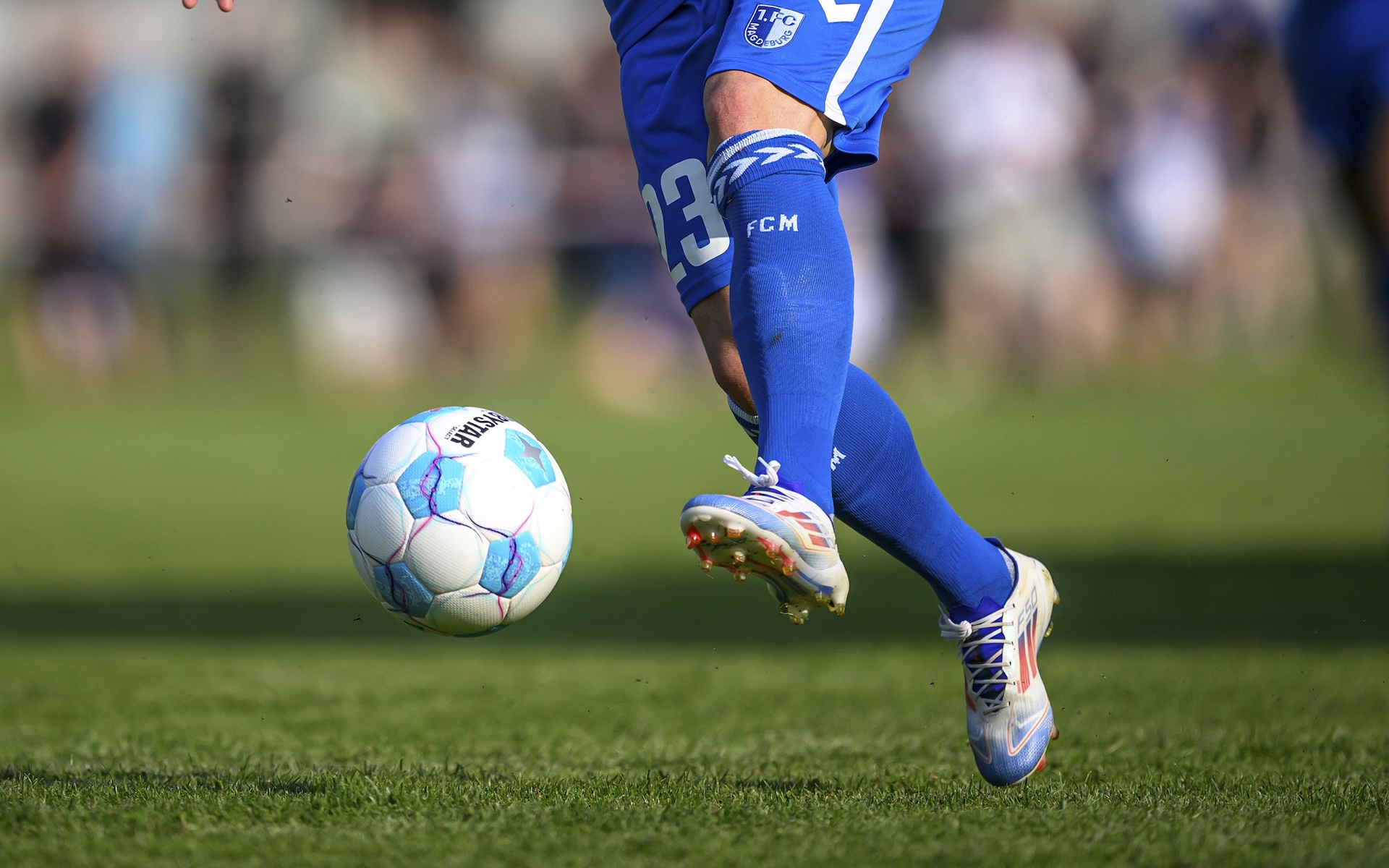 Spieler am Ball bei einem Spiel.