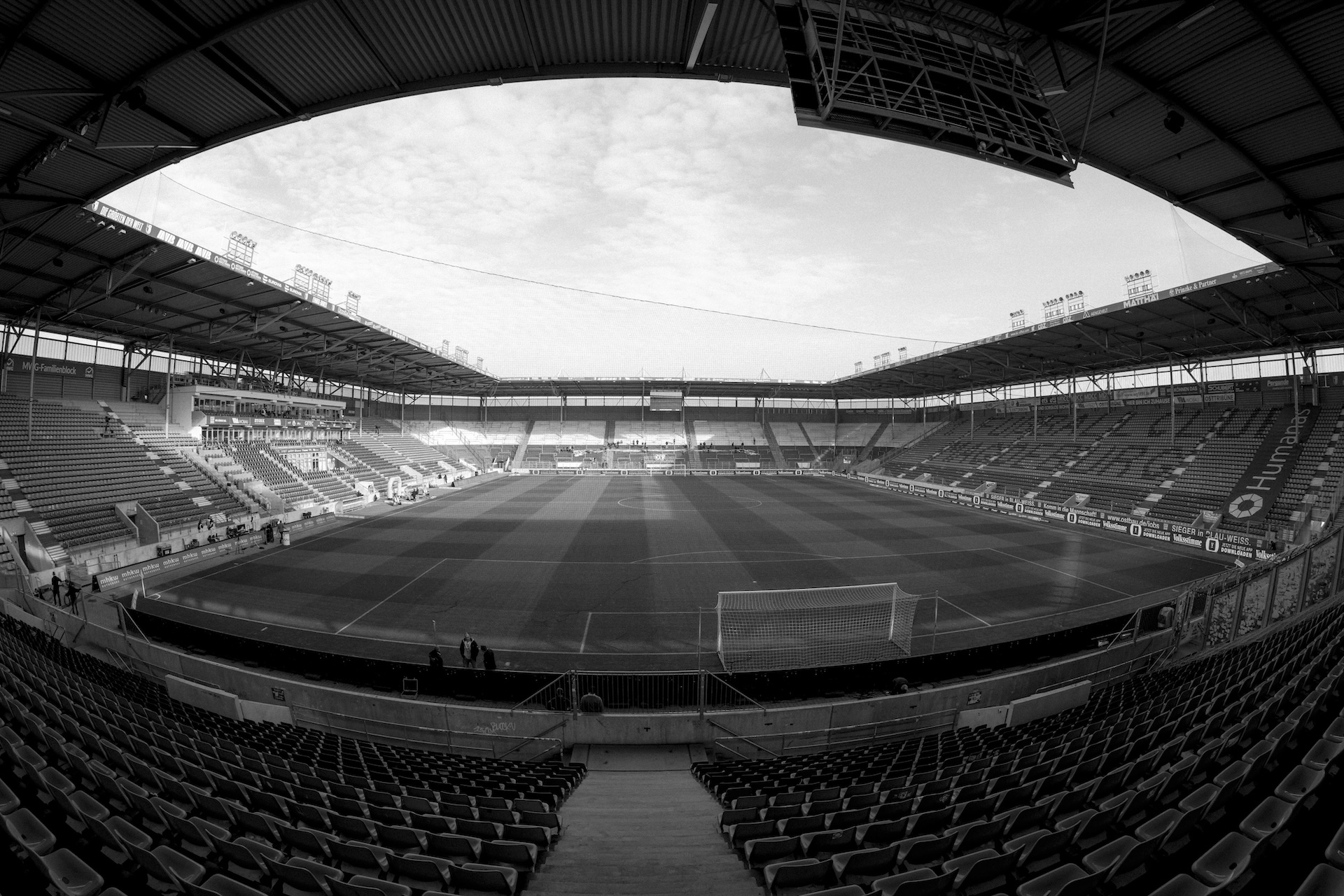 Blick in die Avnet Arena in Schwarz-Weiß