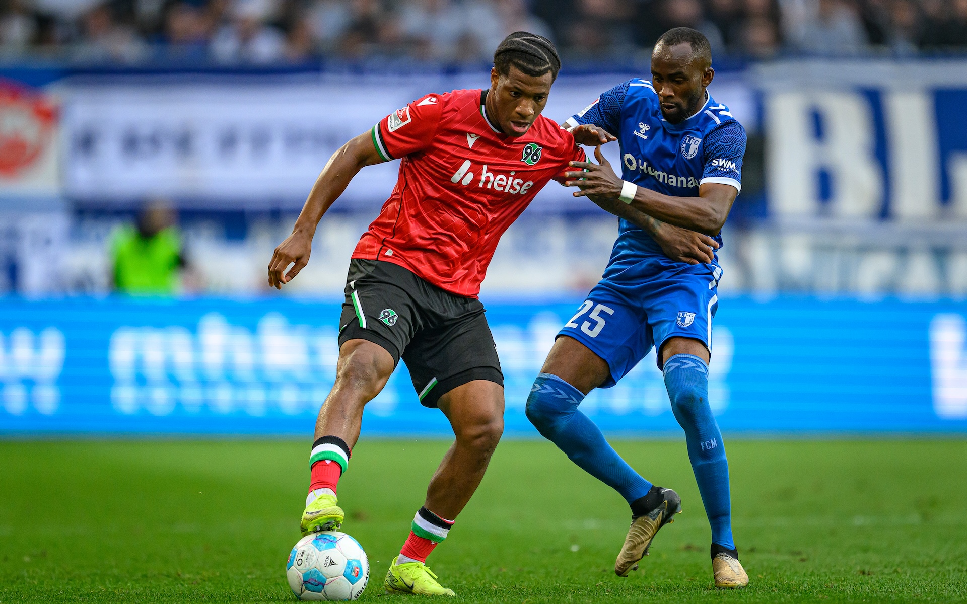 Silas Gnaka (rechts) im Zweikampf mit Jessic Ngankam