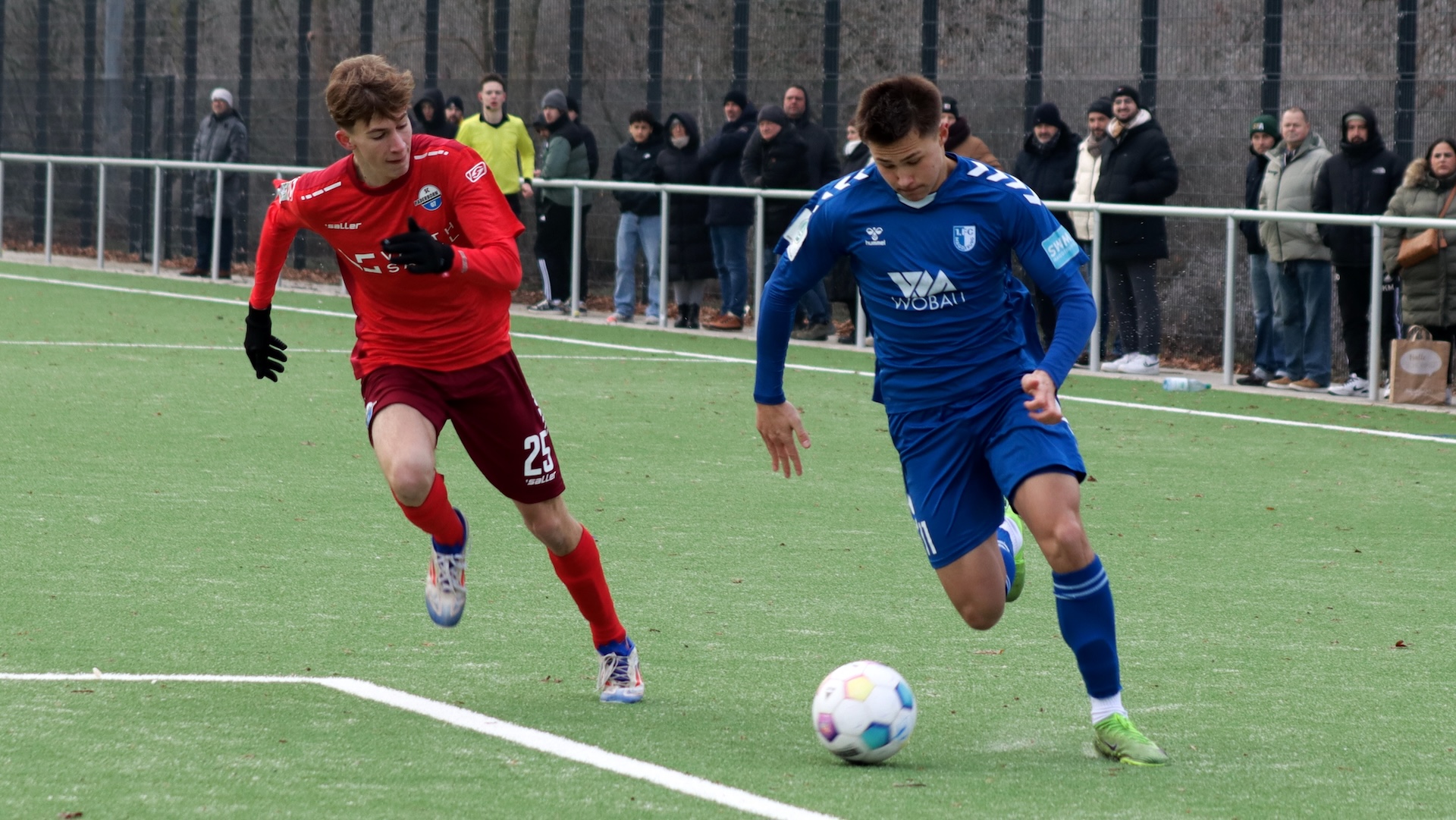 Zweikampf beim Testspiel der U17