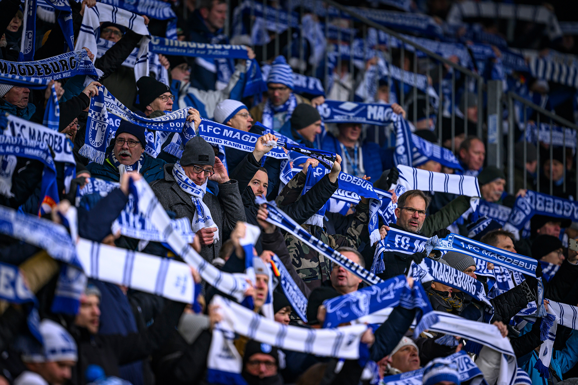 Fans halten FCM-Schal in die Höhe