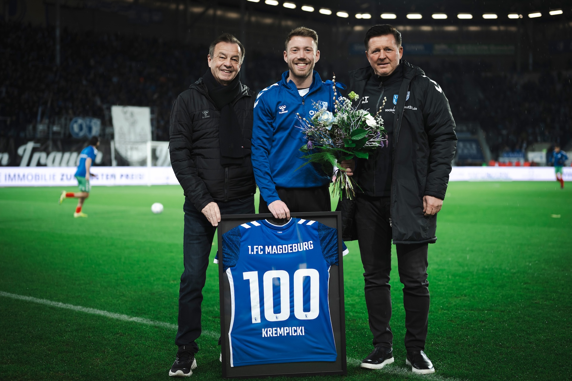 Connor Krempicki (Mitte), Sportchef Otmar Schork (links) und Cheftrainer Christian Titz