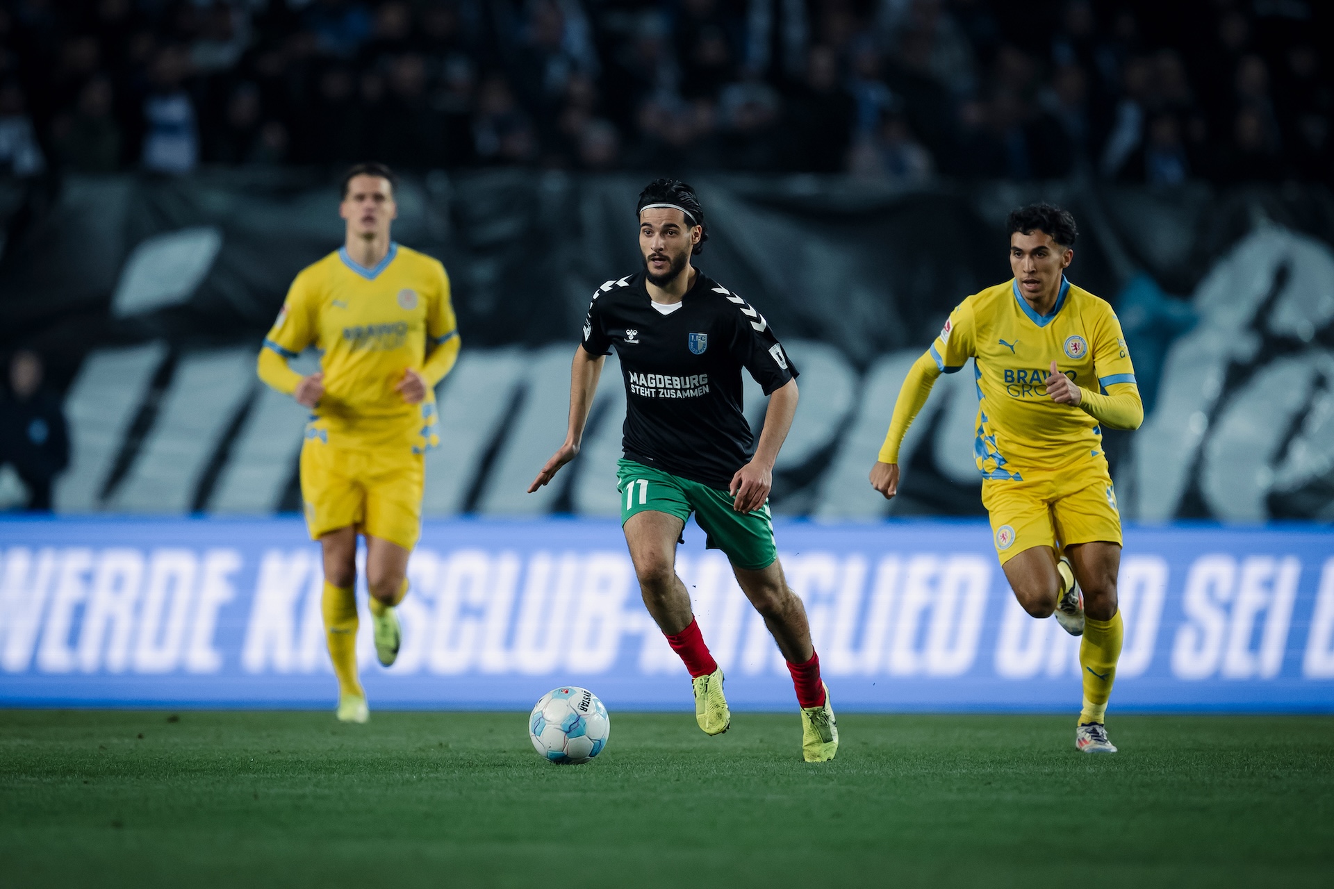 Mo El Hankouri (Mitte) im Spiel gegen Braunschweig