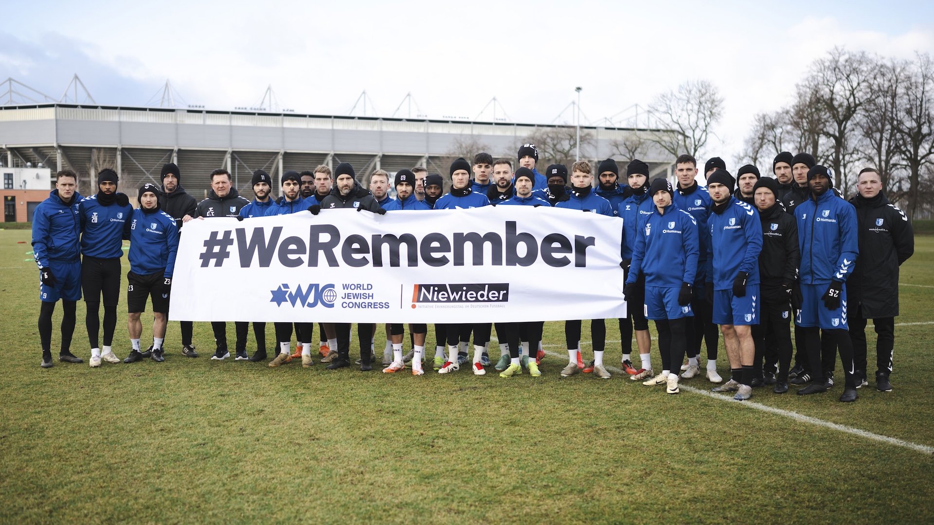 Unsere Mannschaft hält ein Banner mit der Aufschrift #WeRemember