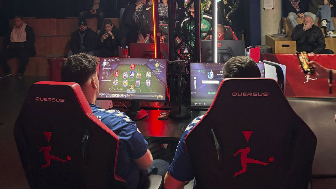 Onur (links) und Ali beim Offline-Spieltag in Dortmund