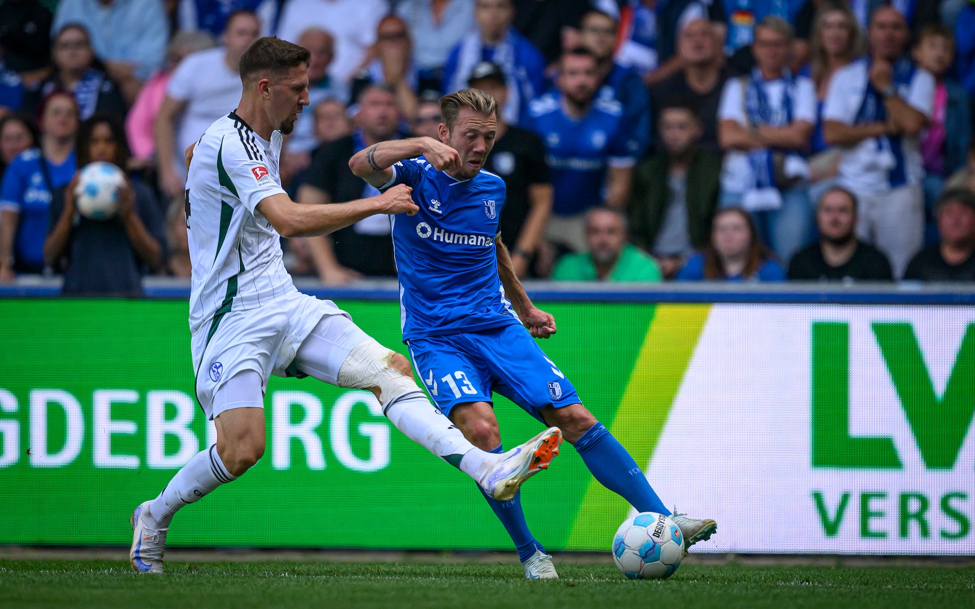 Connor Krempicki (rechts) im Duell mit Schalkes Janik Bachmann