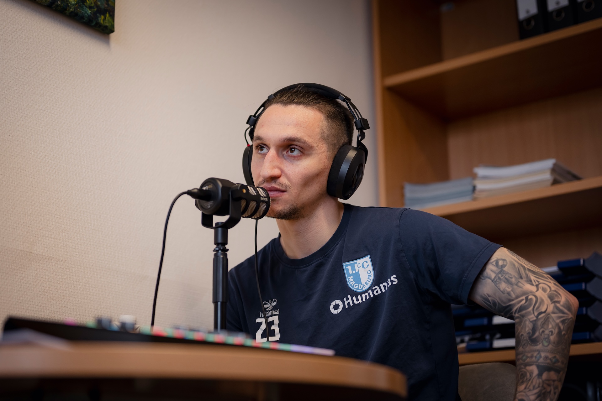 Baris Atik am Podcast-Mikro