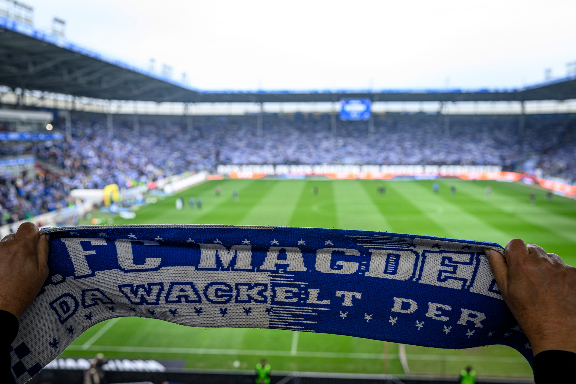 Hochhalten des Fanschals in der Avnet Arena