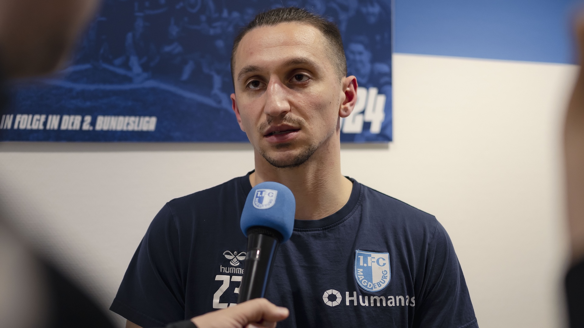Baris Atik am Mikrofon von FCM-tv