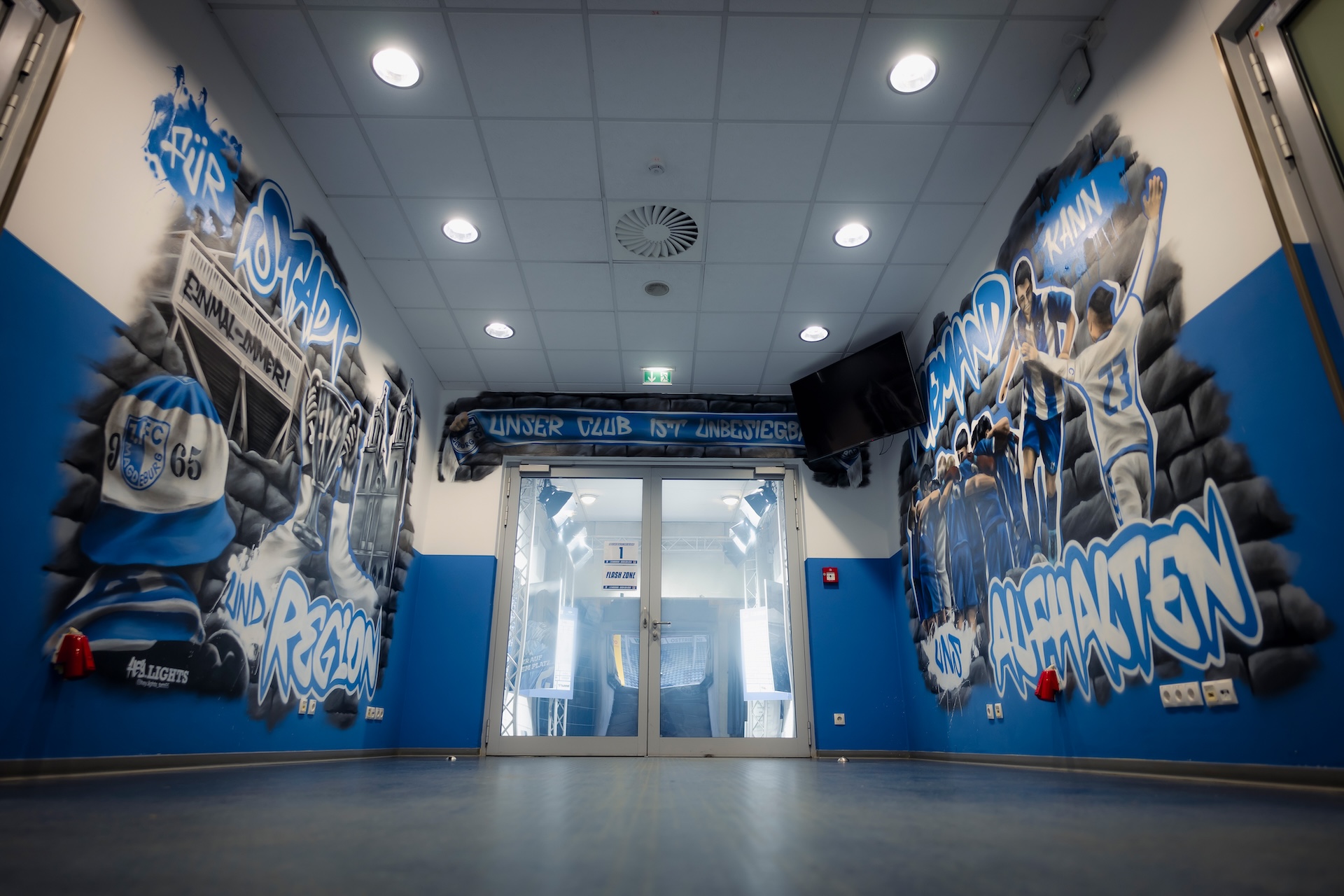 Mixed Zone in Blau-Weiß