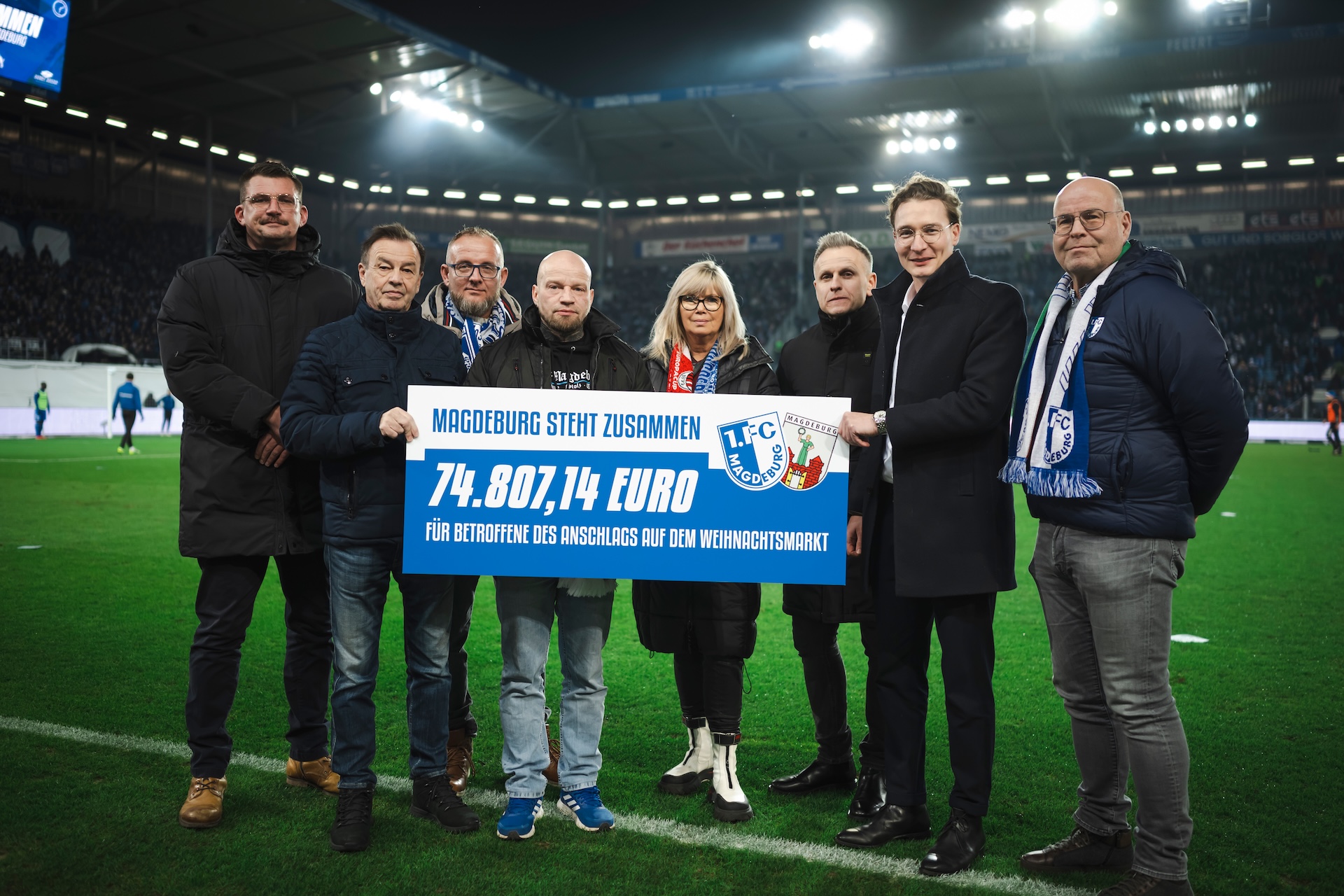Scheckübergabe vor dem Spiel im Stadion