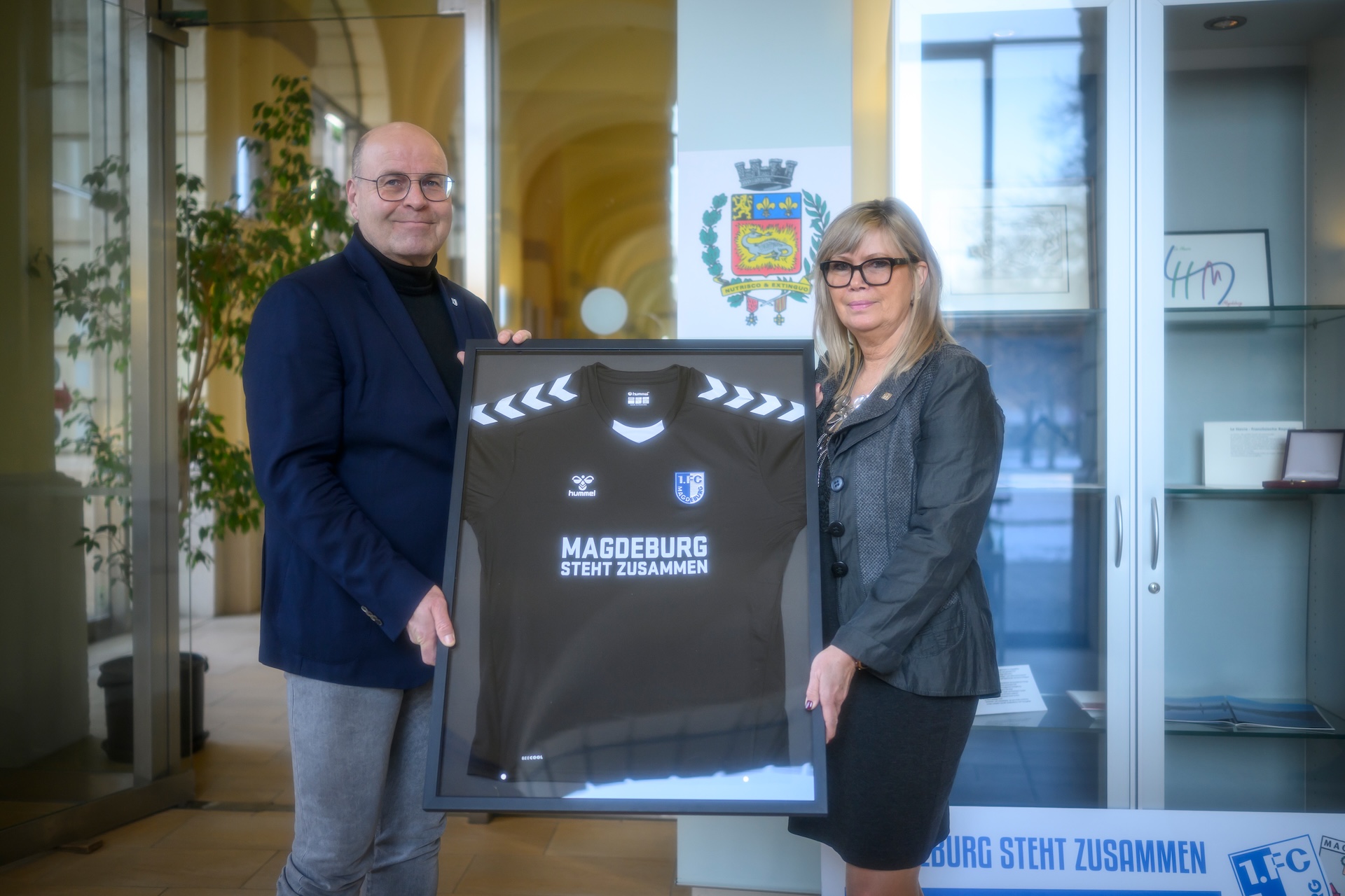 Oberbürgermeisterin Simone Borris (rechts) und FCM-Präsident Dr. Jörg Biastoch