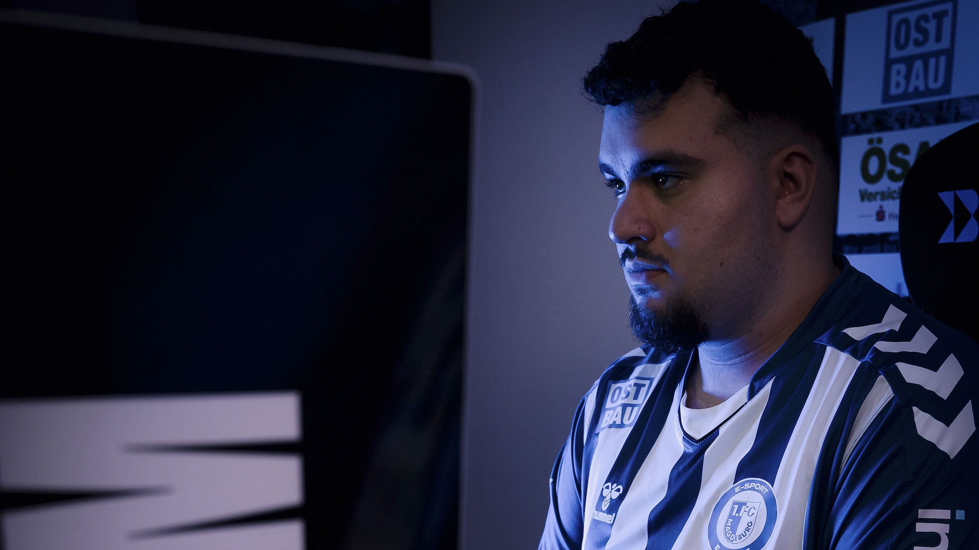 Onur an der Konsole im E-Sport-Raum