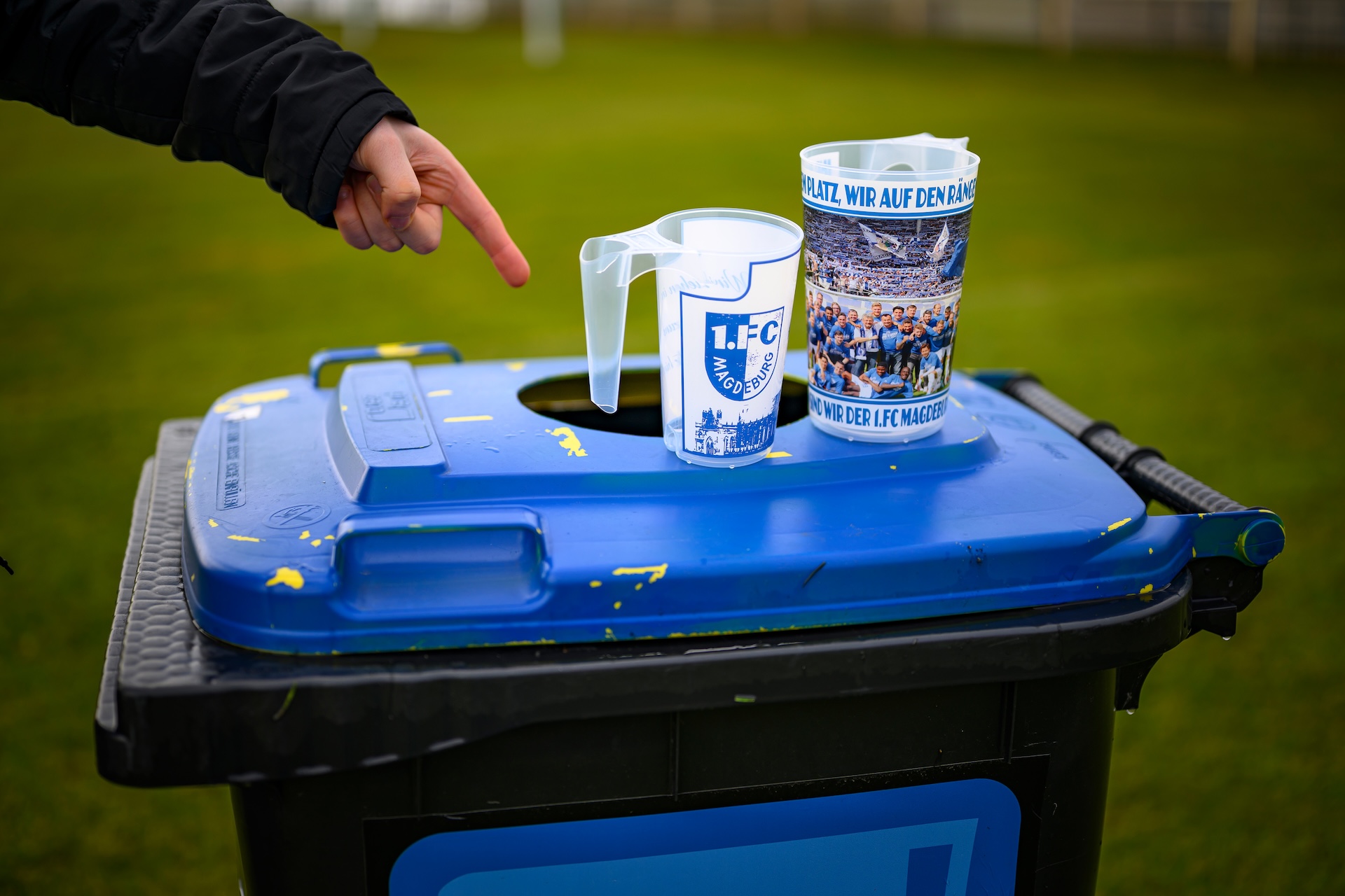 Werft die Becher am Spieltag einfach in die davor vorgesehenen Behälter.