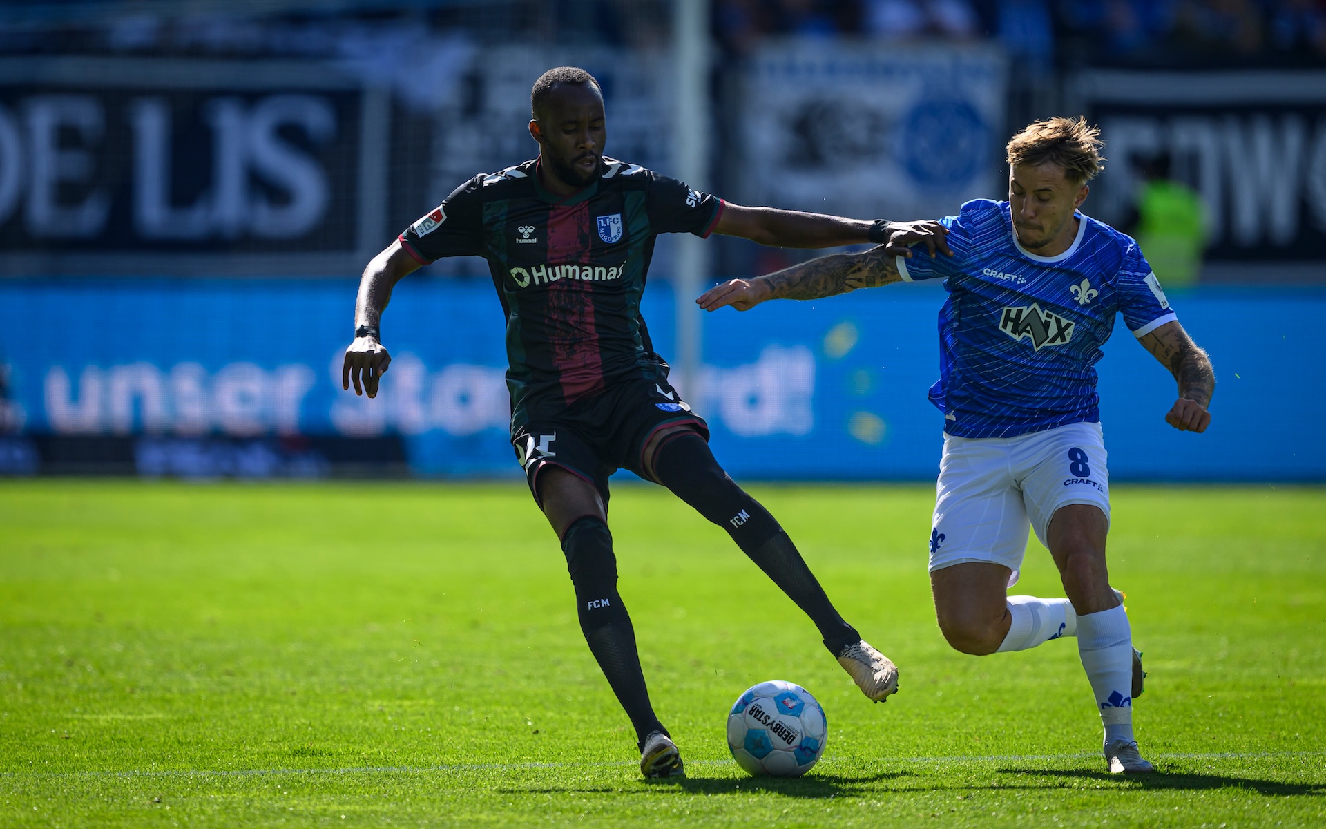 Silas Gnaka (links) im Zweikampf mit Luca Marseiler