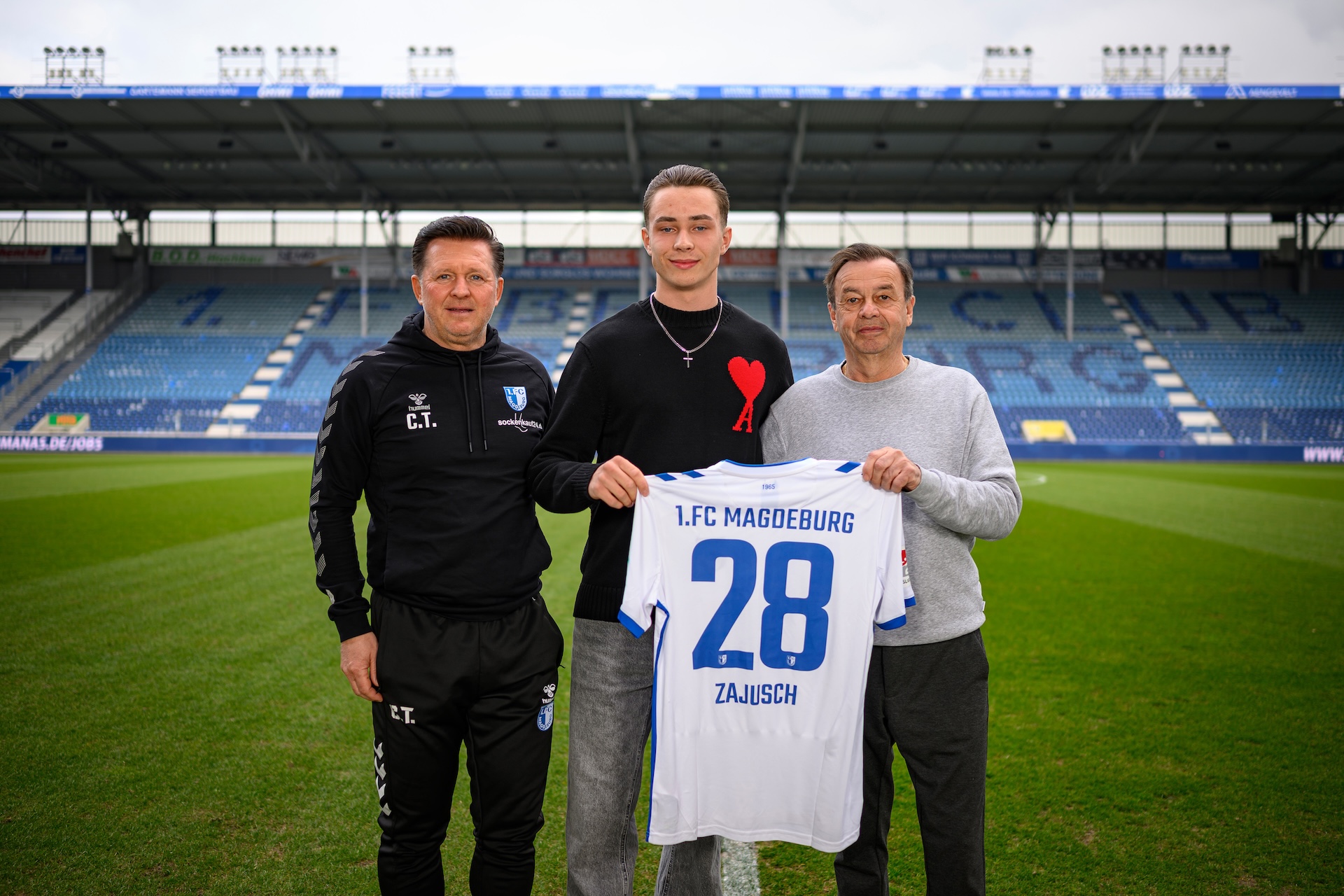 Marcel Zajusch (Mitte) mit Sportchef Otmar Schork (rechts) und Cheftrainer Christian Titz
