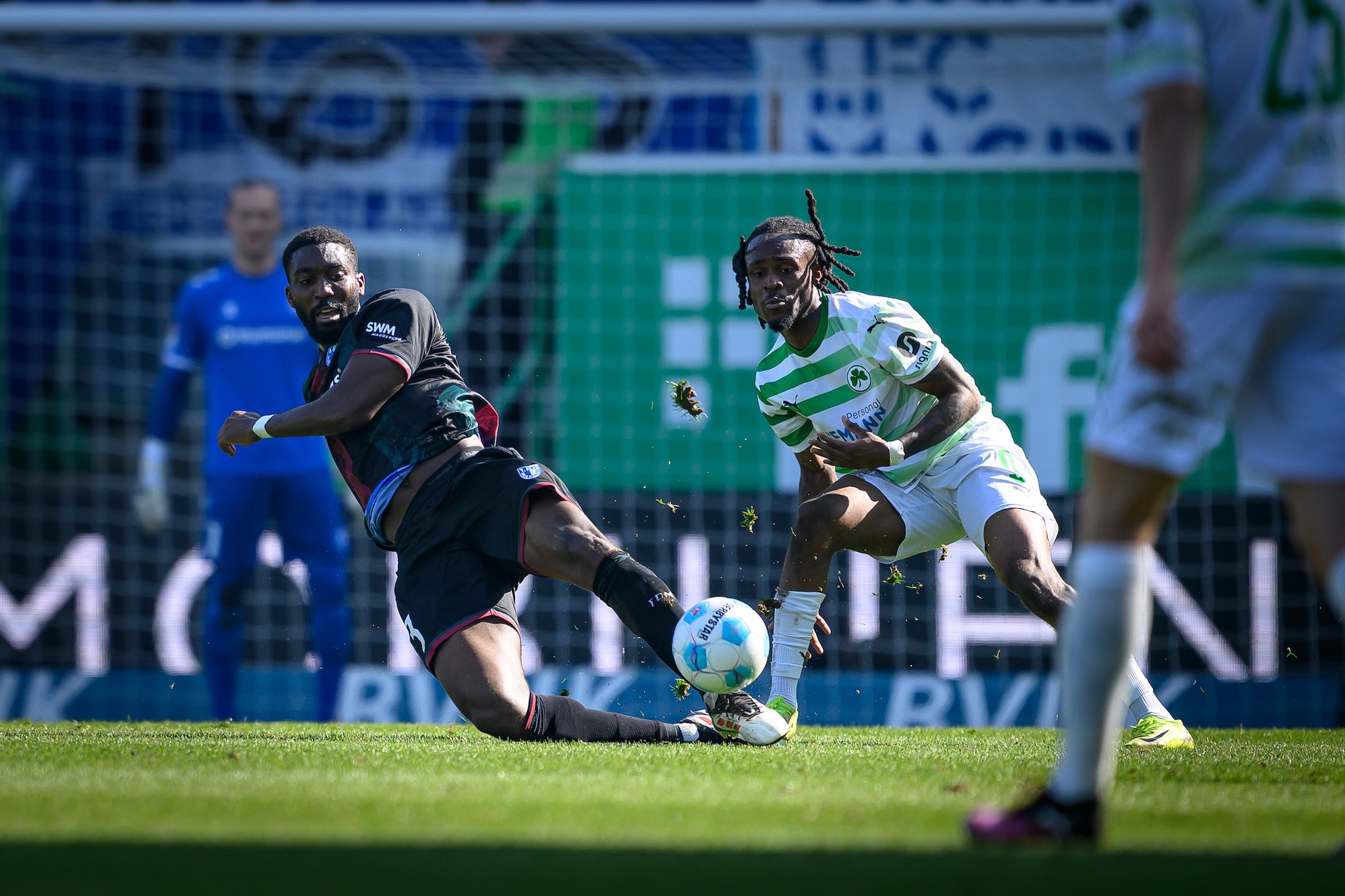 Patric Pfeiffer (links) im Zweikampf mit Noel Futkeu