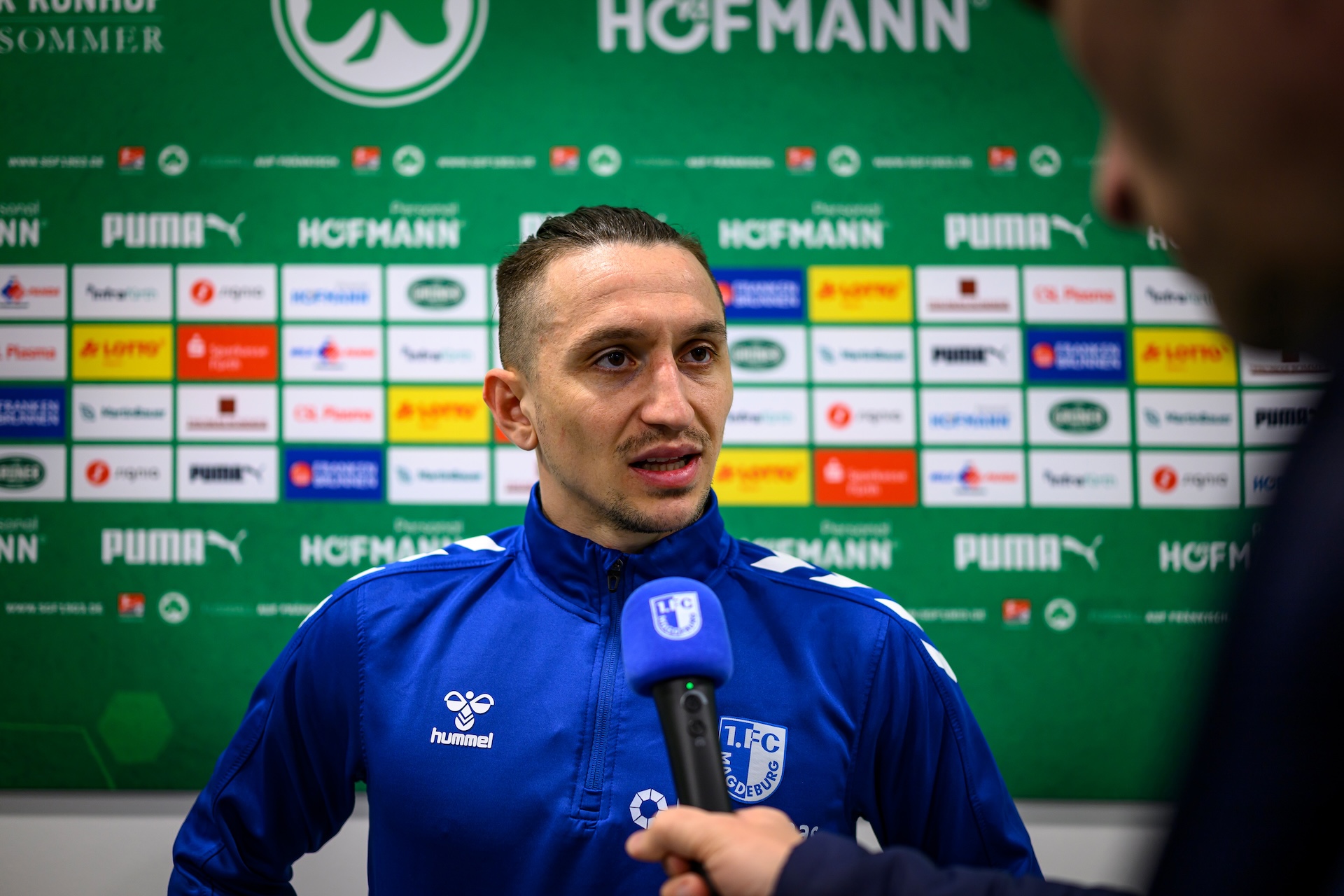 Baris Atik am Mikrofon von FCM-tv