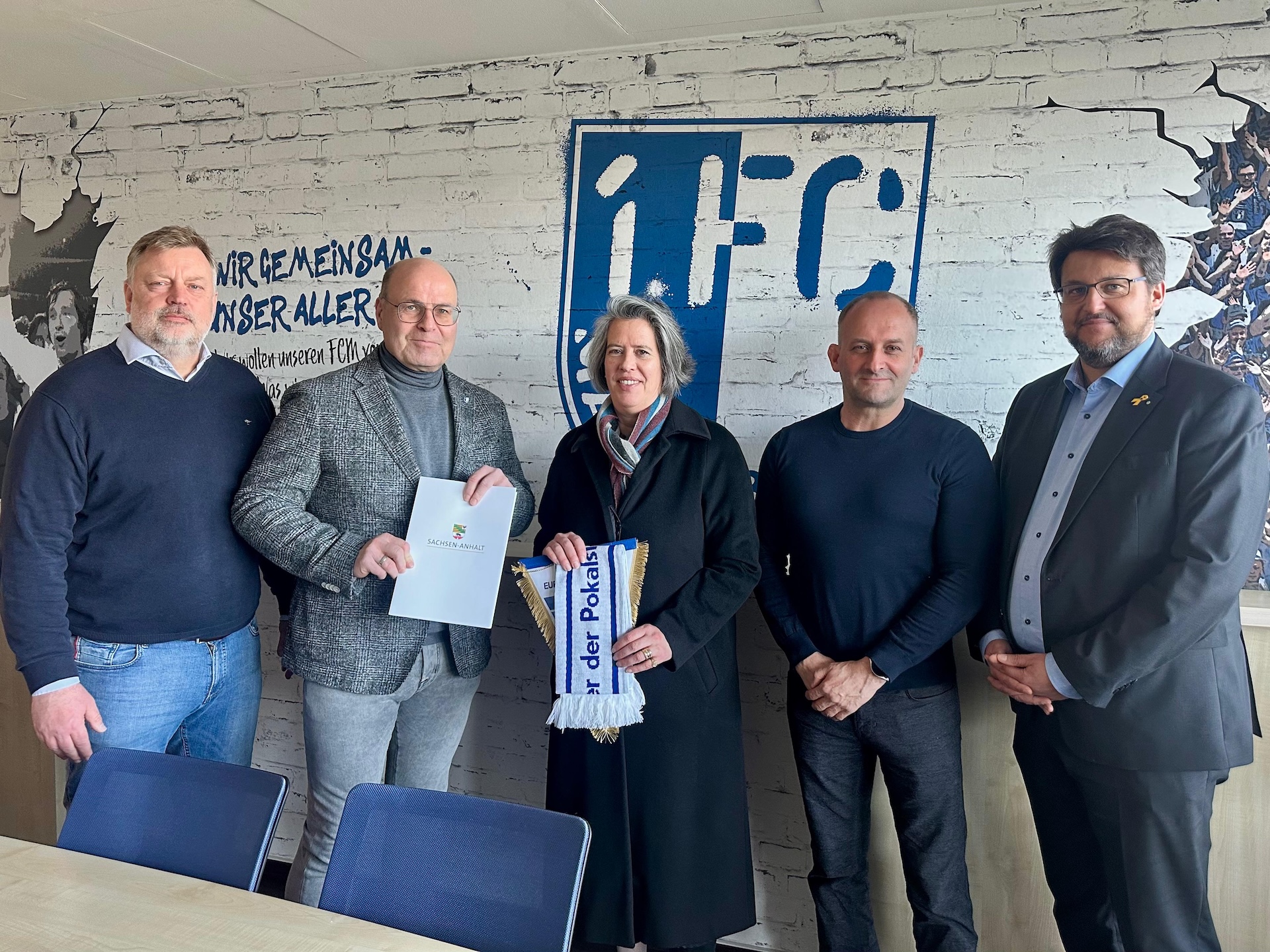 Von links: Tom Heitzmann (Geschäftsstellenleiter des 1. FC Magdeburg e.V.), FCM-Präsident Dr. Jörg Biastoch, Innenministerin Dr. Tamara Zieschang, NLZ-Leiter Carsten Müller und CDU-Landtagsabgeordneter Tobias Krull