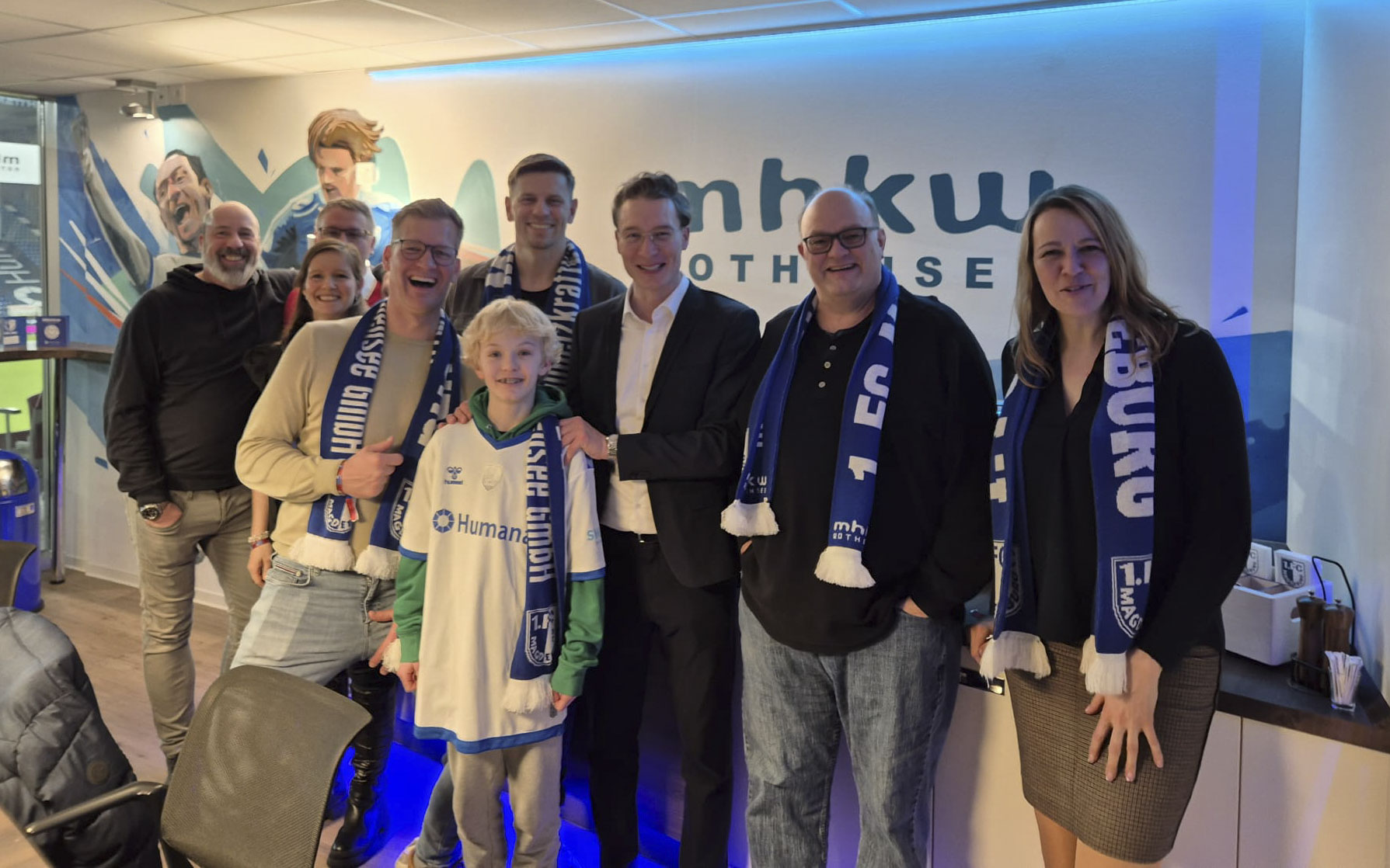 Dirk Meyer (2.v.r.) und sein Sohn Quinn (4.v.r.) kamen aus Kanada zum Spiel gegen Köln