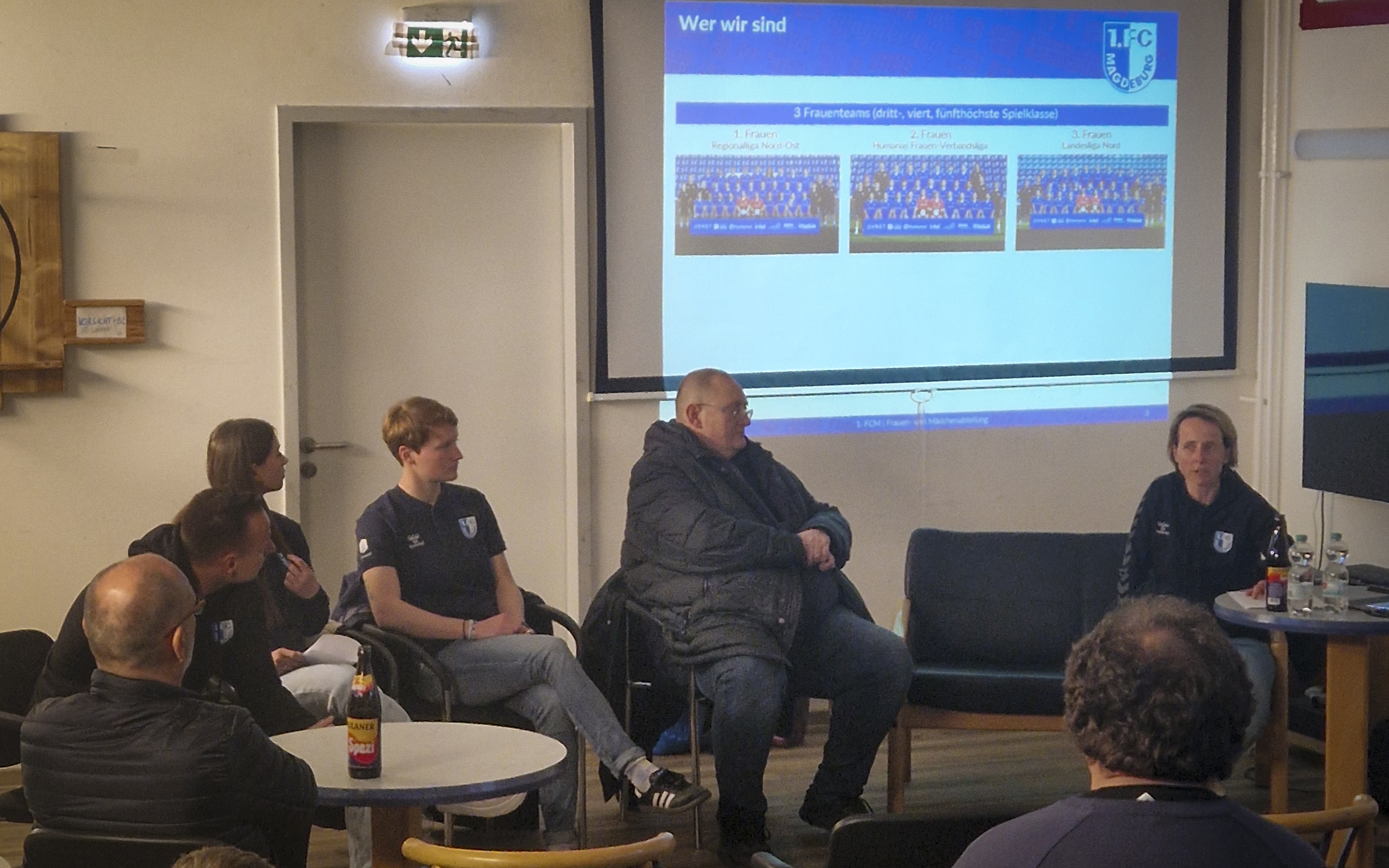 Die Talkrunde des Abends: Nico Koch, Neele Abraham, Caroline Hildebrandt, Ralf Dobberitz und Kati Krohn.