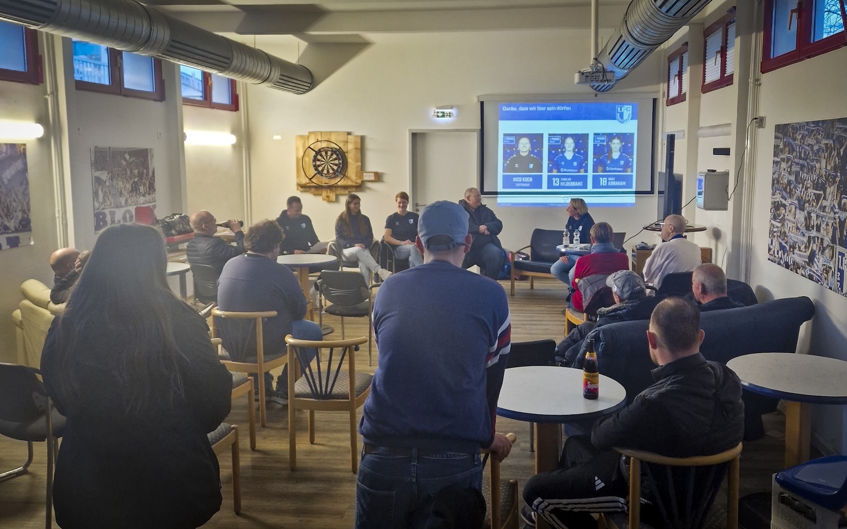 Die Gäste des Talkabends hören zu.