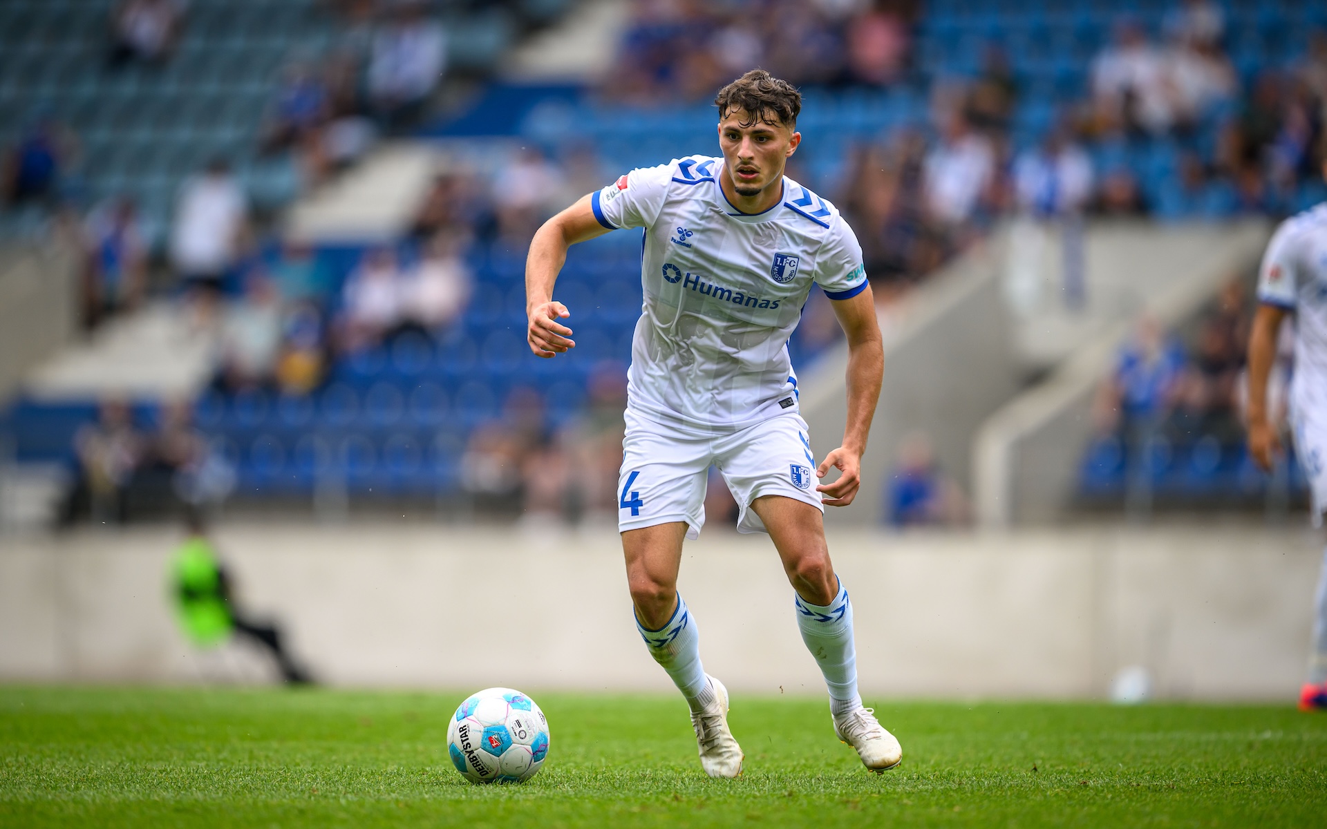 Eldin Dzogovic am Ball.