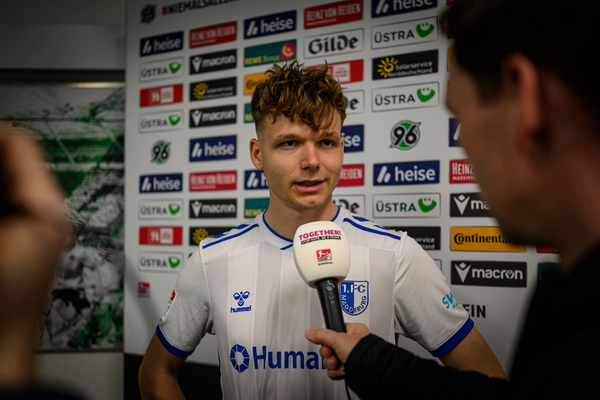 Philipp Hercher am Mikrofon von FCM-tv.