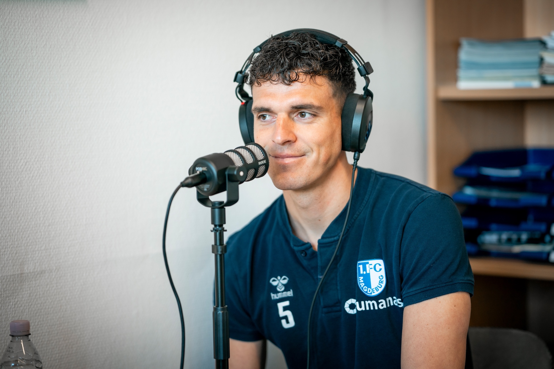 Tobias Müller am Podcast-Mikrofon