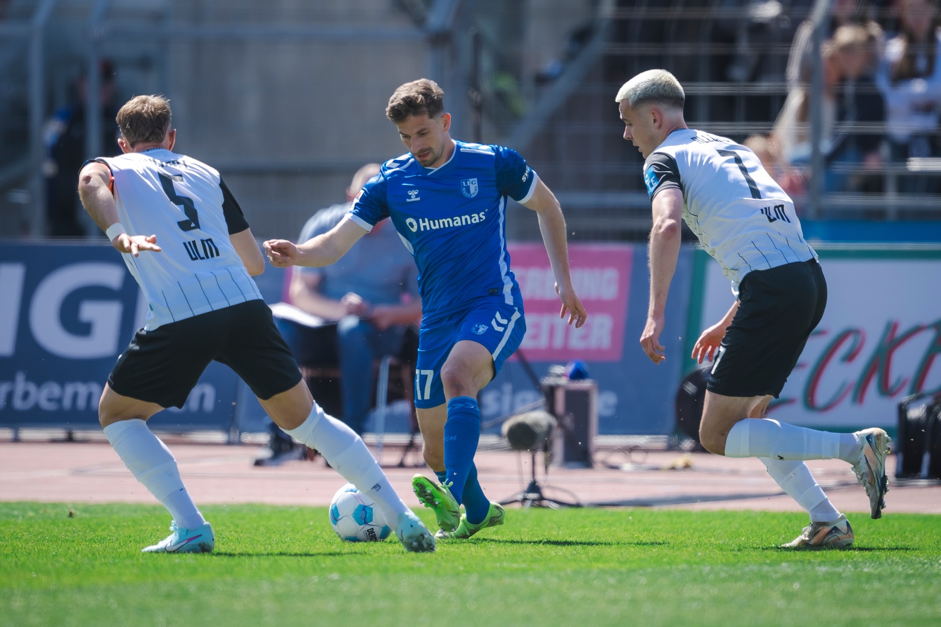 Alexander Nollenberger (Mitte) im Spiel in Ulm