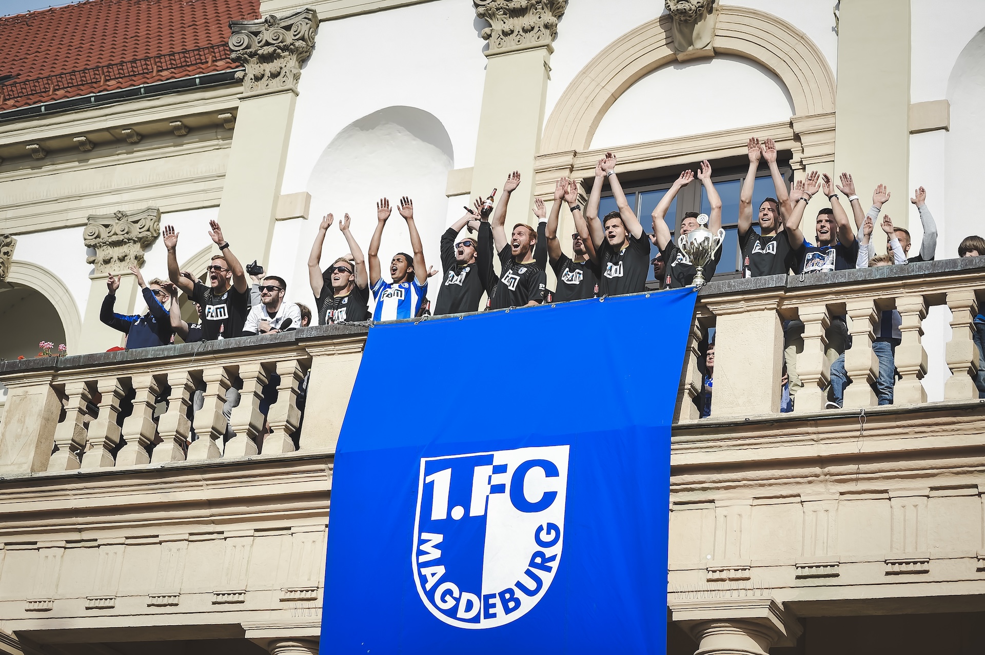 Die Aufstiegshelden im Jahr 2015 auf dem Rathausbalkon