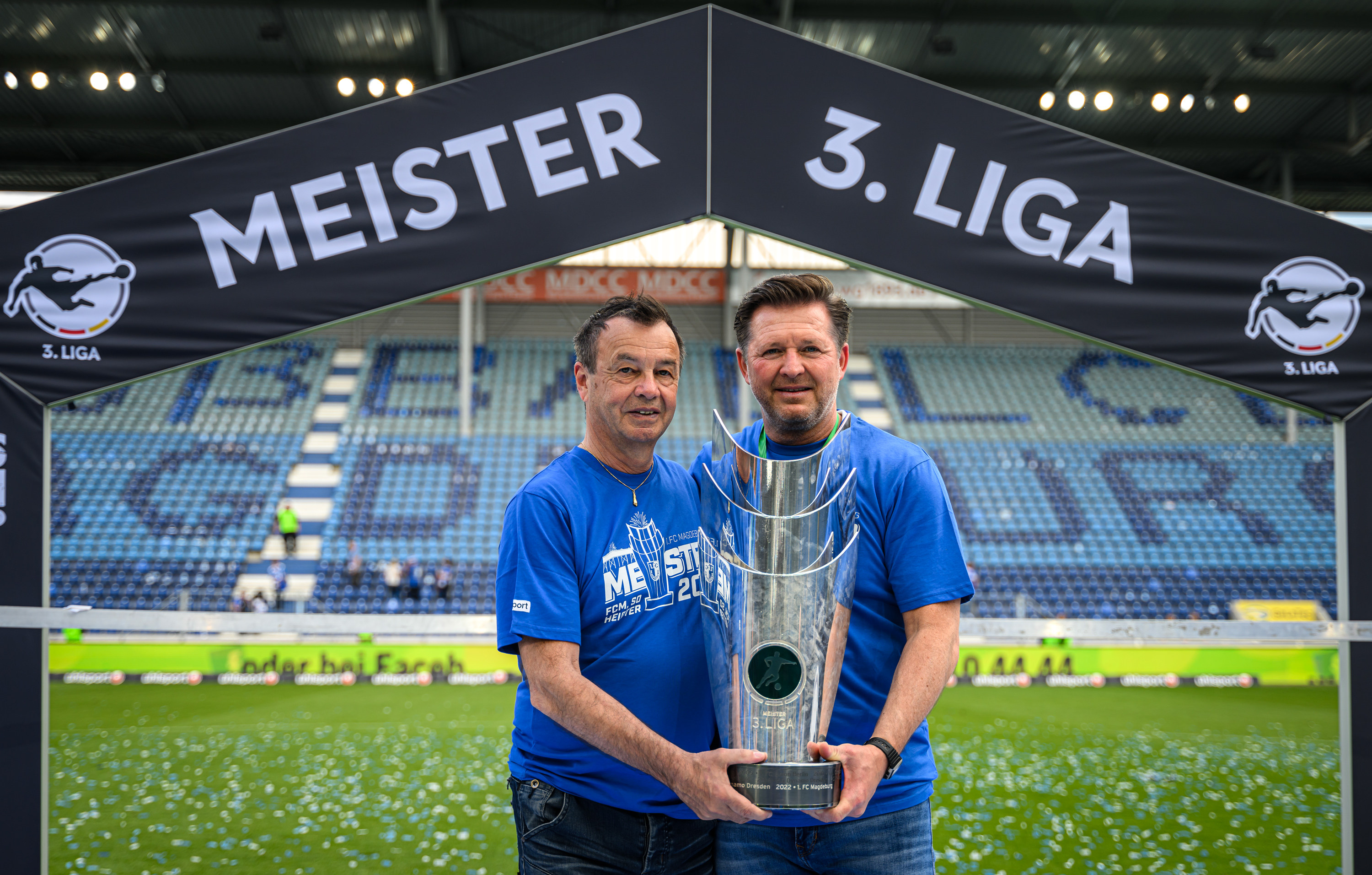 Otmar Schork und Cheftrainer Christian Titz nach dem Erringen der Meisterschaft in der 3. Liga 2022.