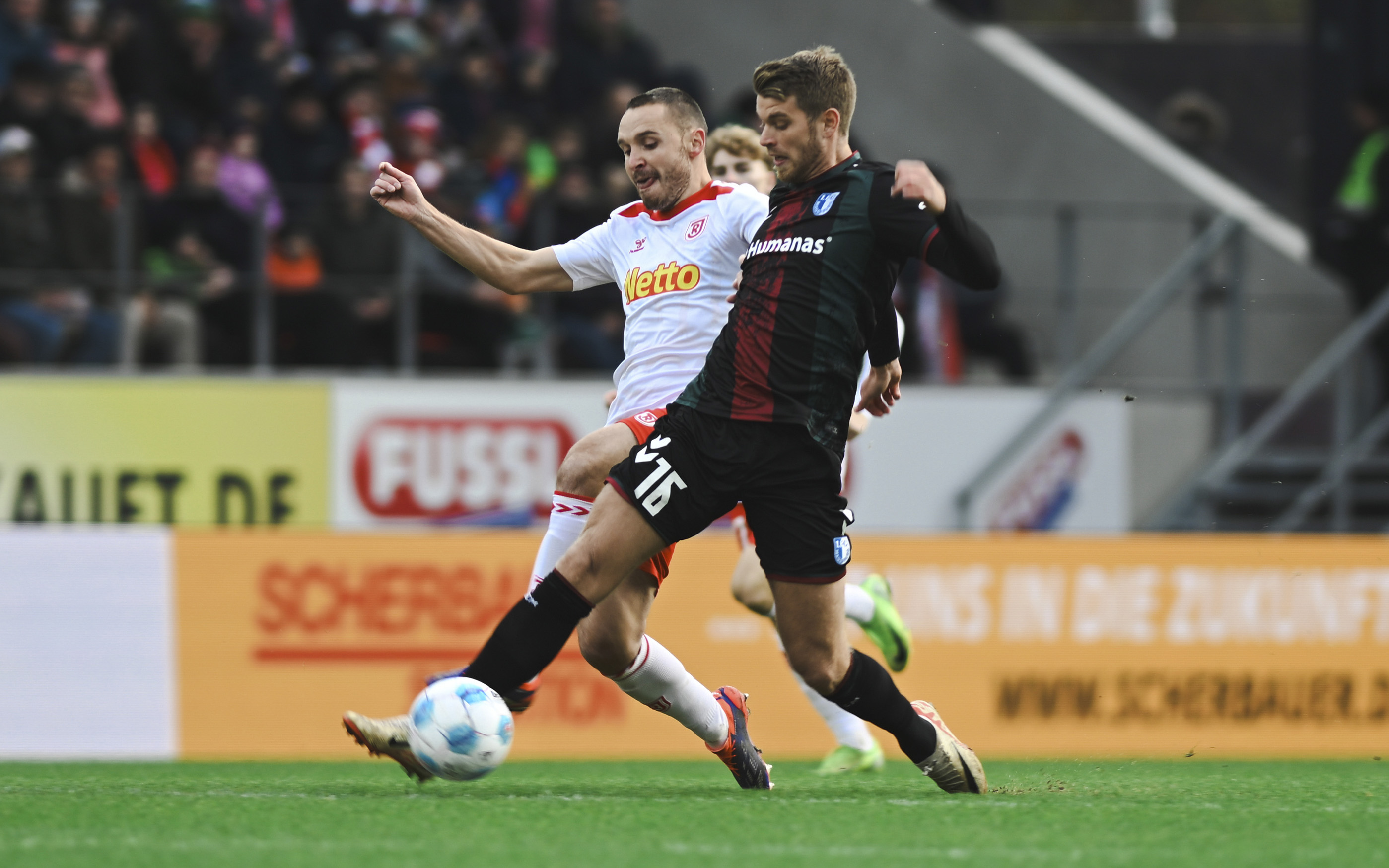 Marcus Mathisen (rechts) im Hinspiel gegen Regensburg