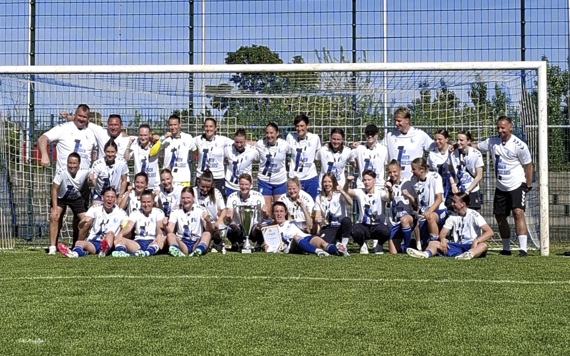 Gemeinsamer Jubel nach der Pokalübergabe