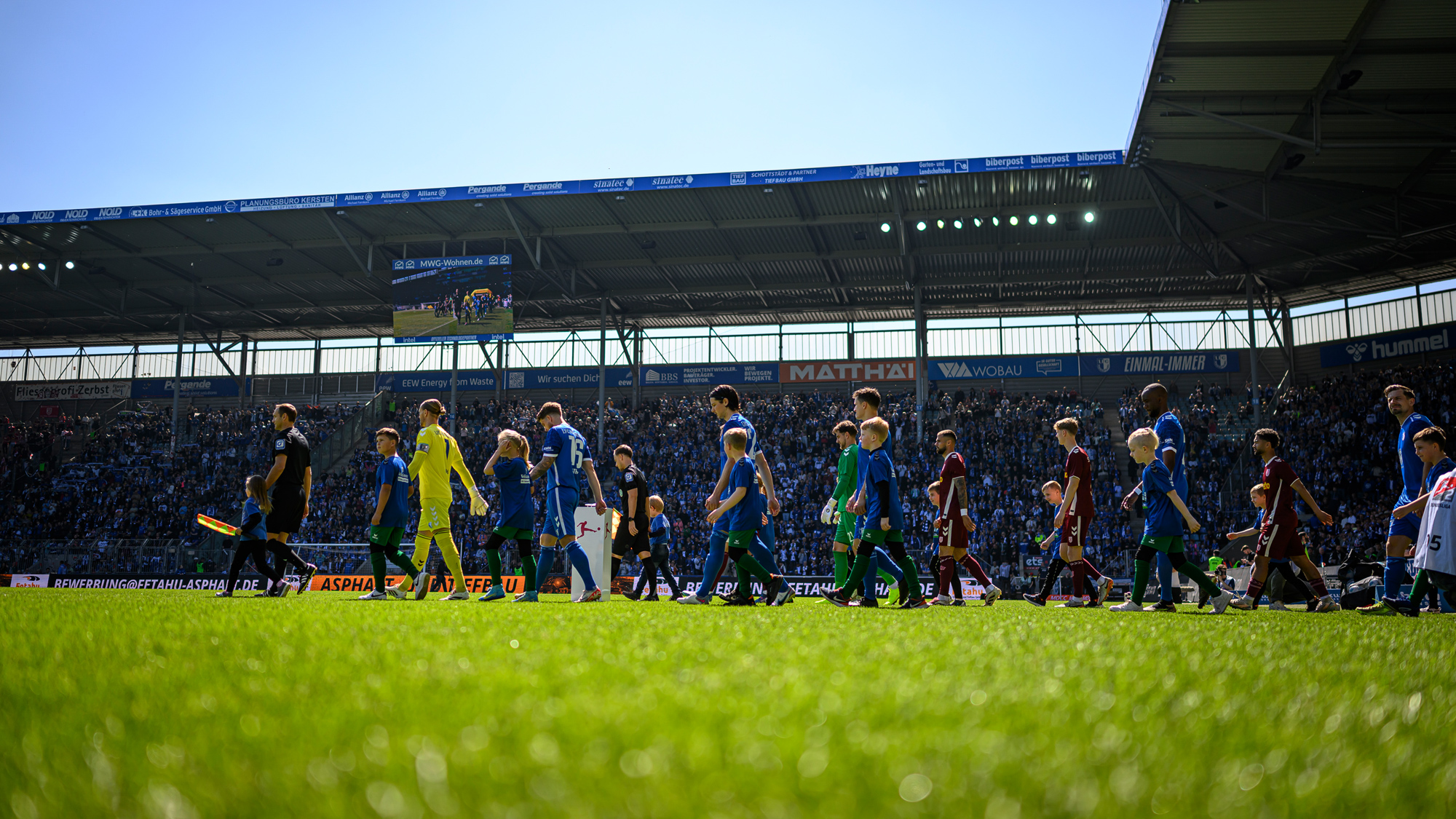 Einlauf der Mannschaften.