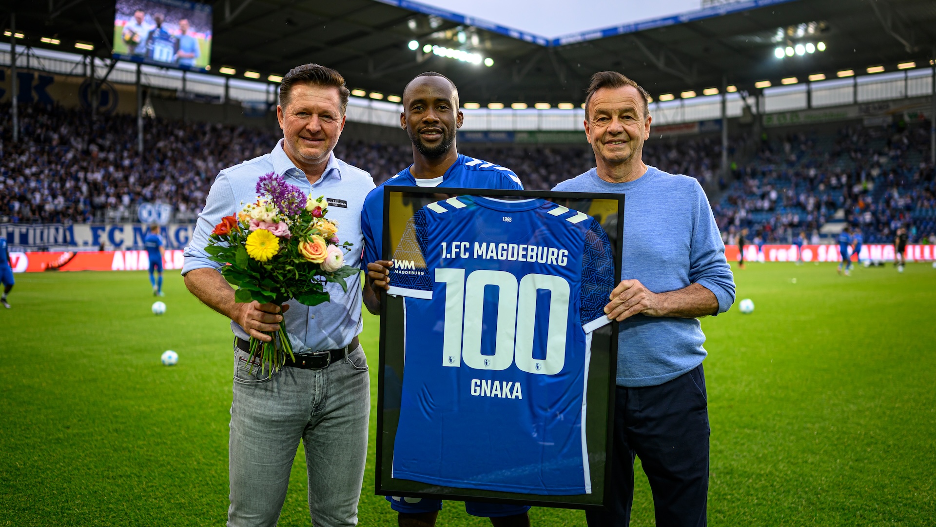 Silas Gnaka (Mitte) mit Sportchef Otmar Schork (rechts) und Cheftrainer Christian Titz