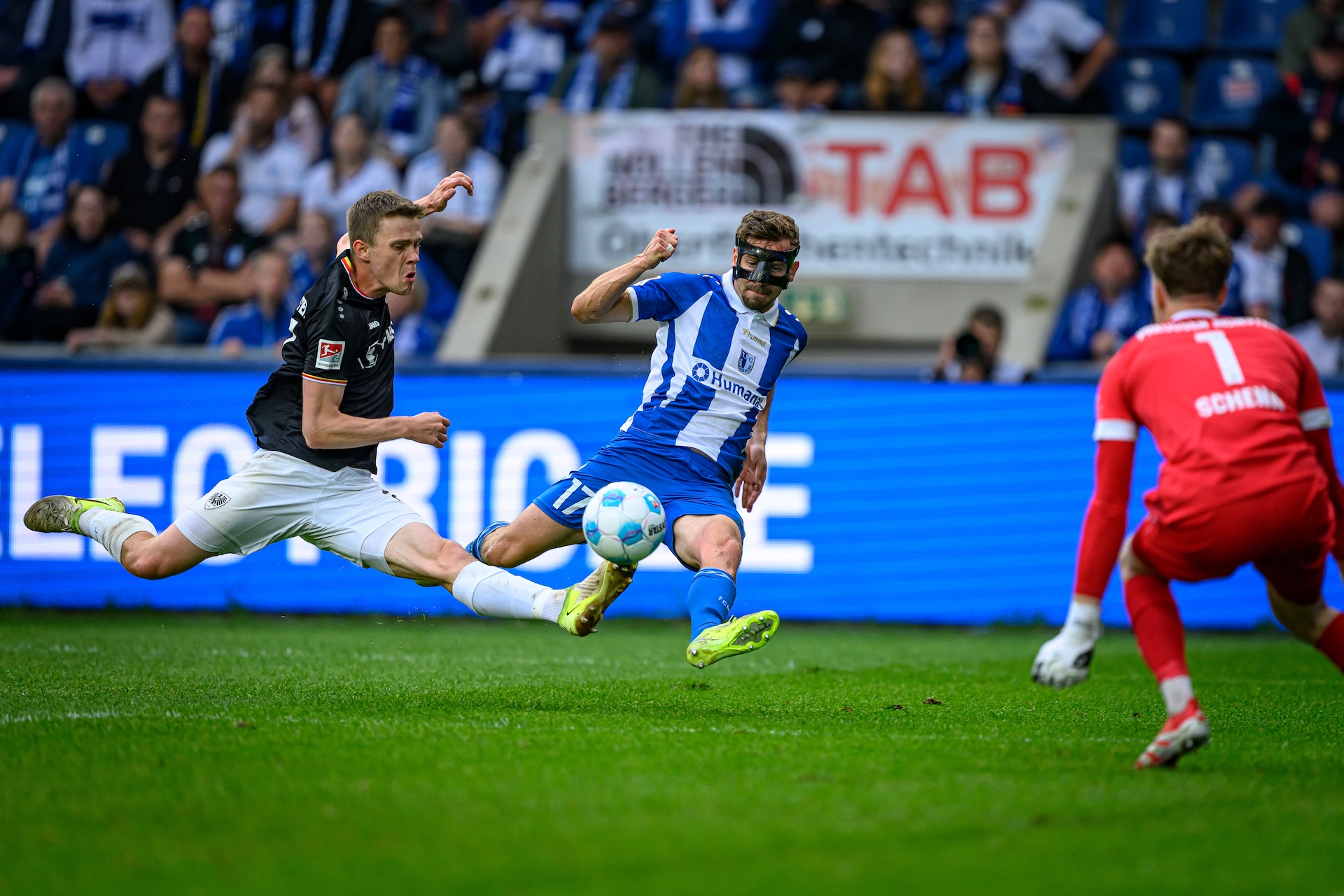 Alexander Nollenberger (rechts) im Spiel gegen Münster