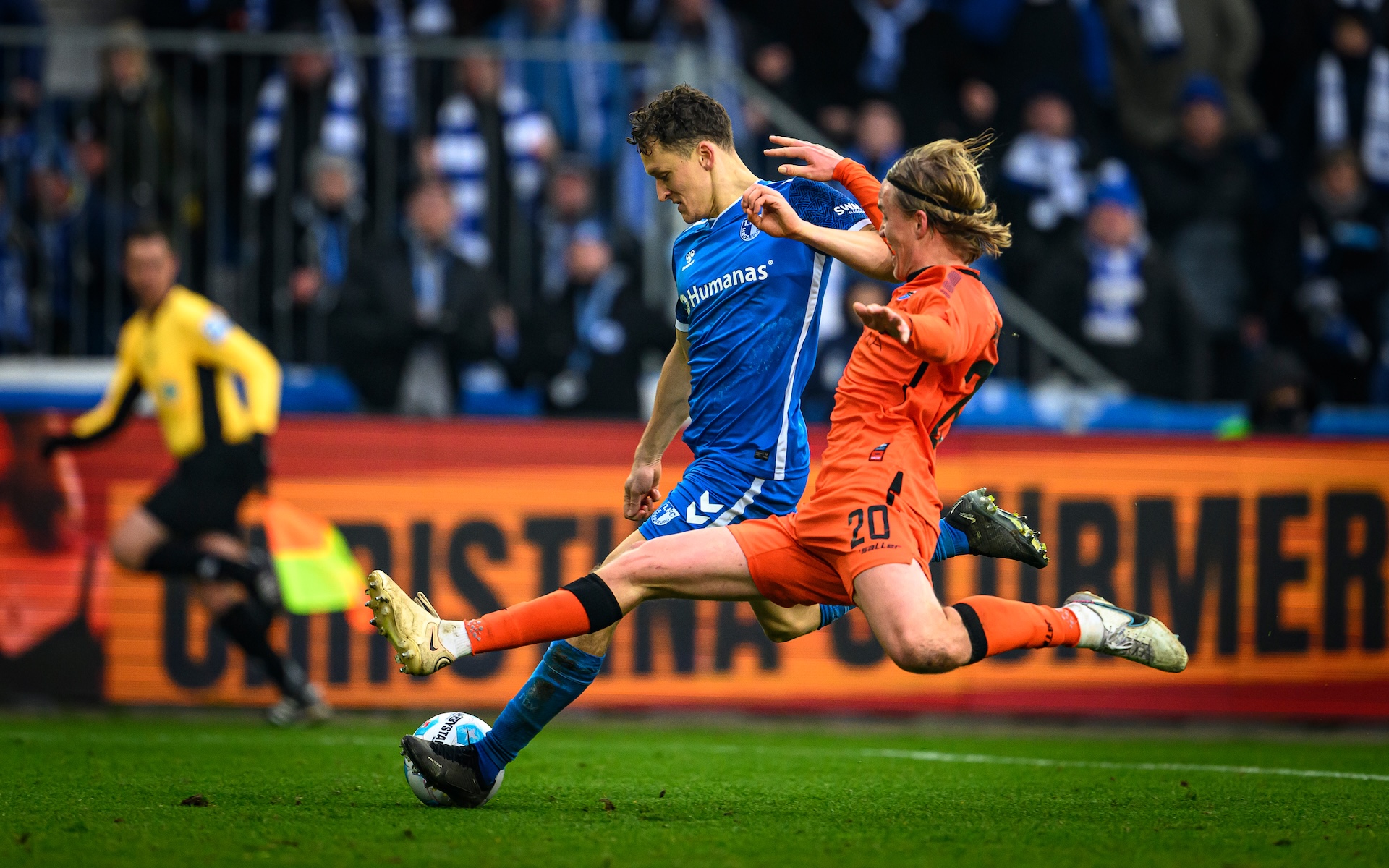 Martijn Kaars im Duell mit Paderborns Felix Götze