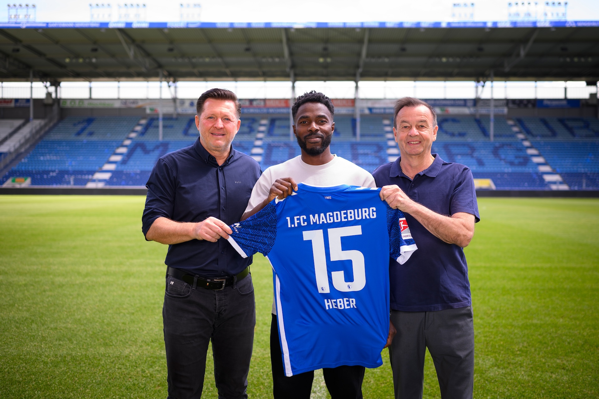 Daniel Heber (Mitte) mit Sportchef Otmar Schork (rechts) und Christian Titz (links).