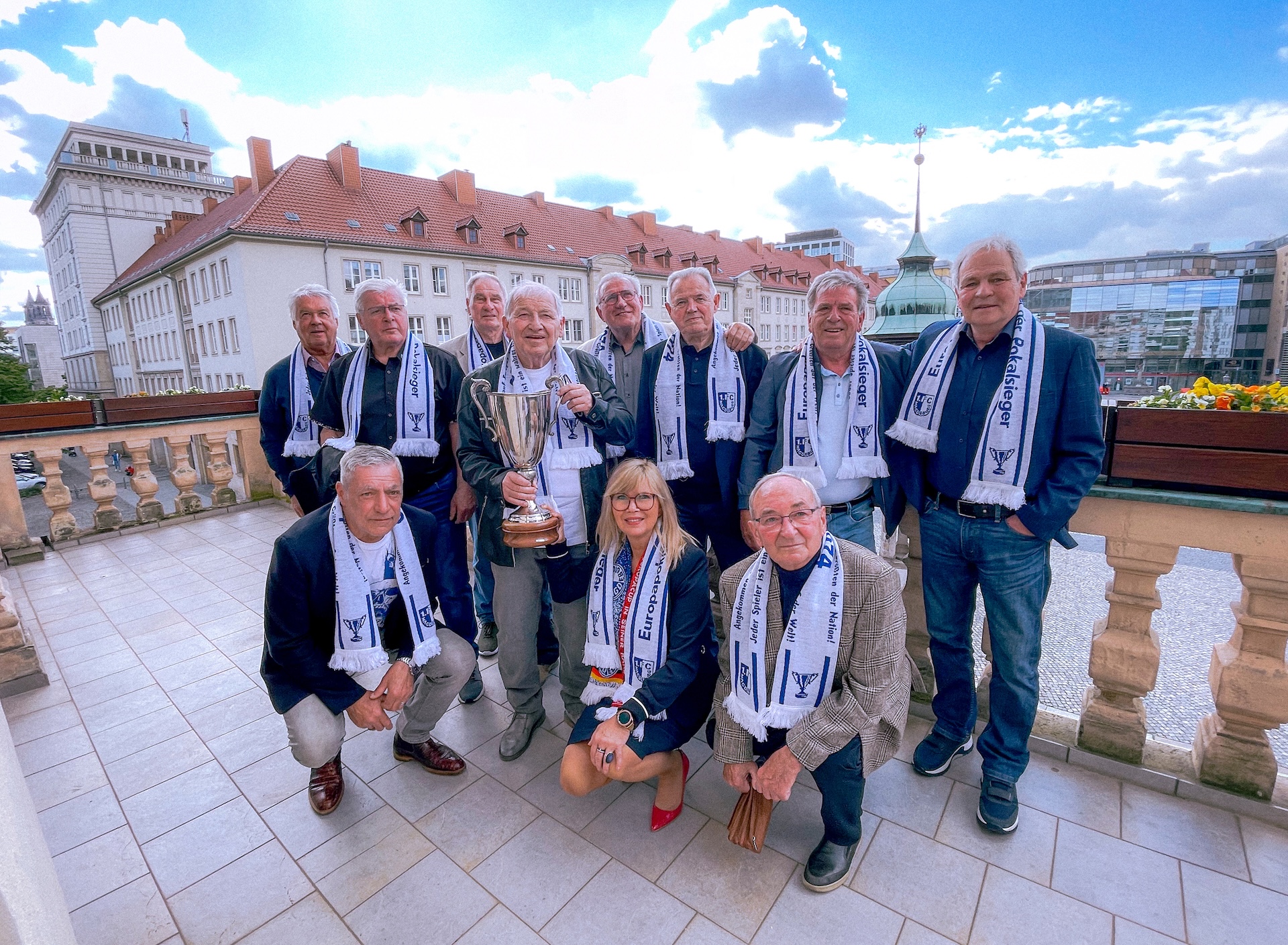 Die Europapokalsieger von 1974 zum 50-jährigen EC-Jubiläum mit Oberbürgermeisterin Simone Borris (unten, Mitte) auf dem Rathausbalkon.