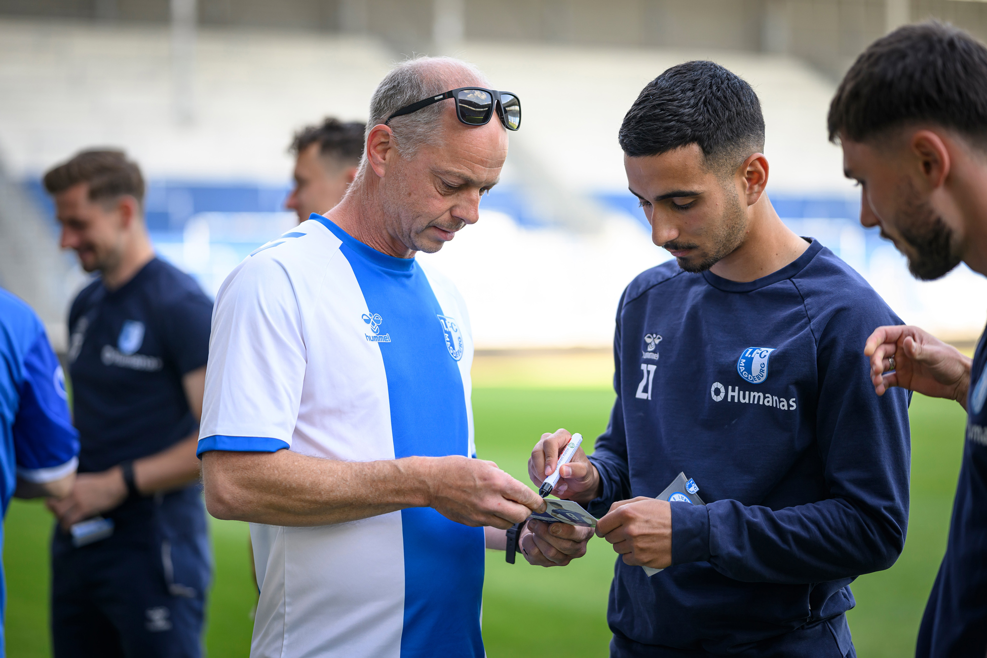 Livan Burcu (re.) schrieb Autogramme.