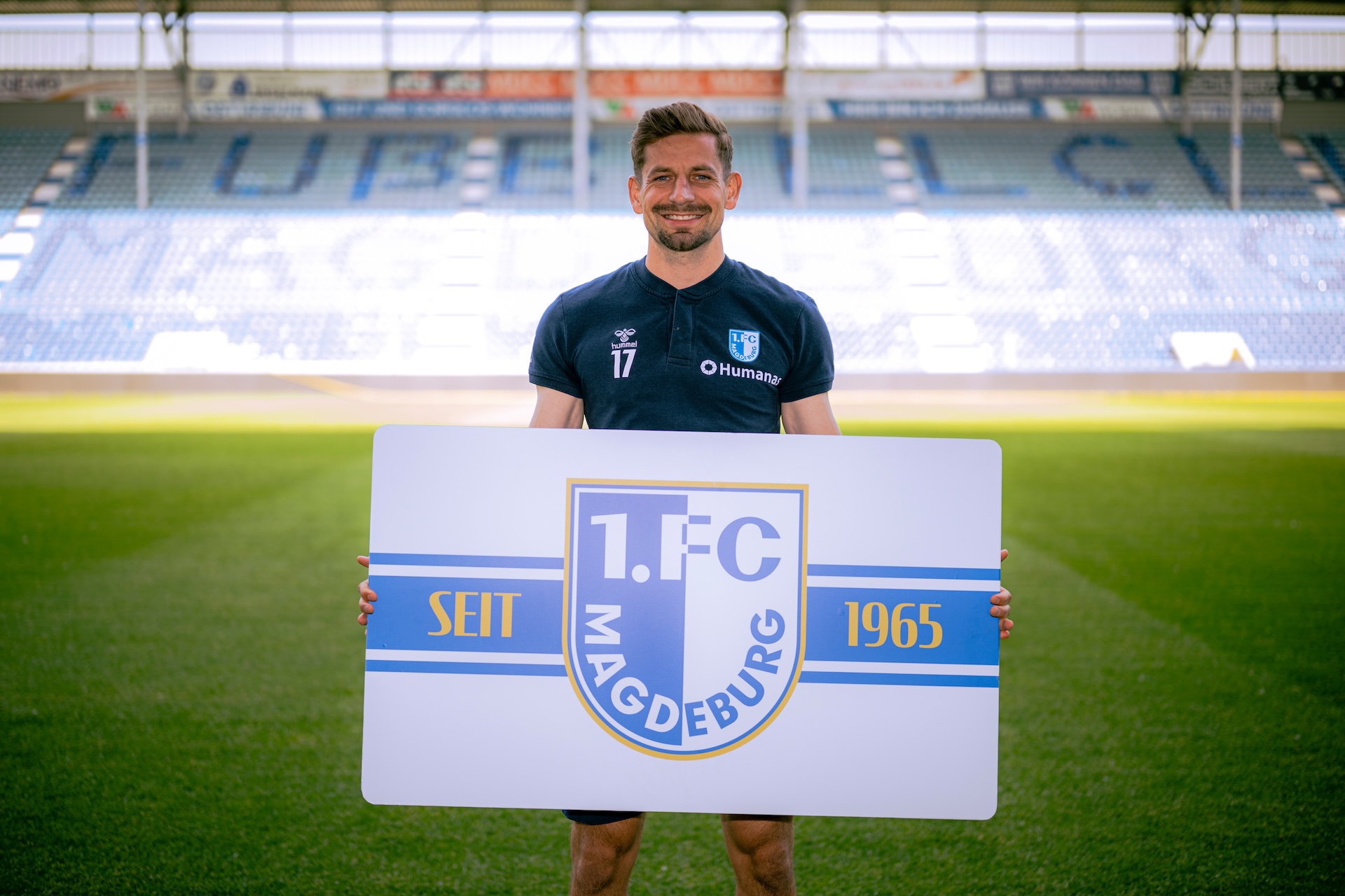 Alexander Nollenberger mit der Dauerkarte 2025/26