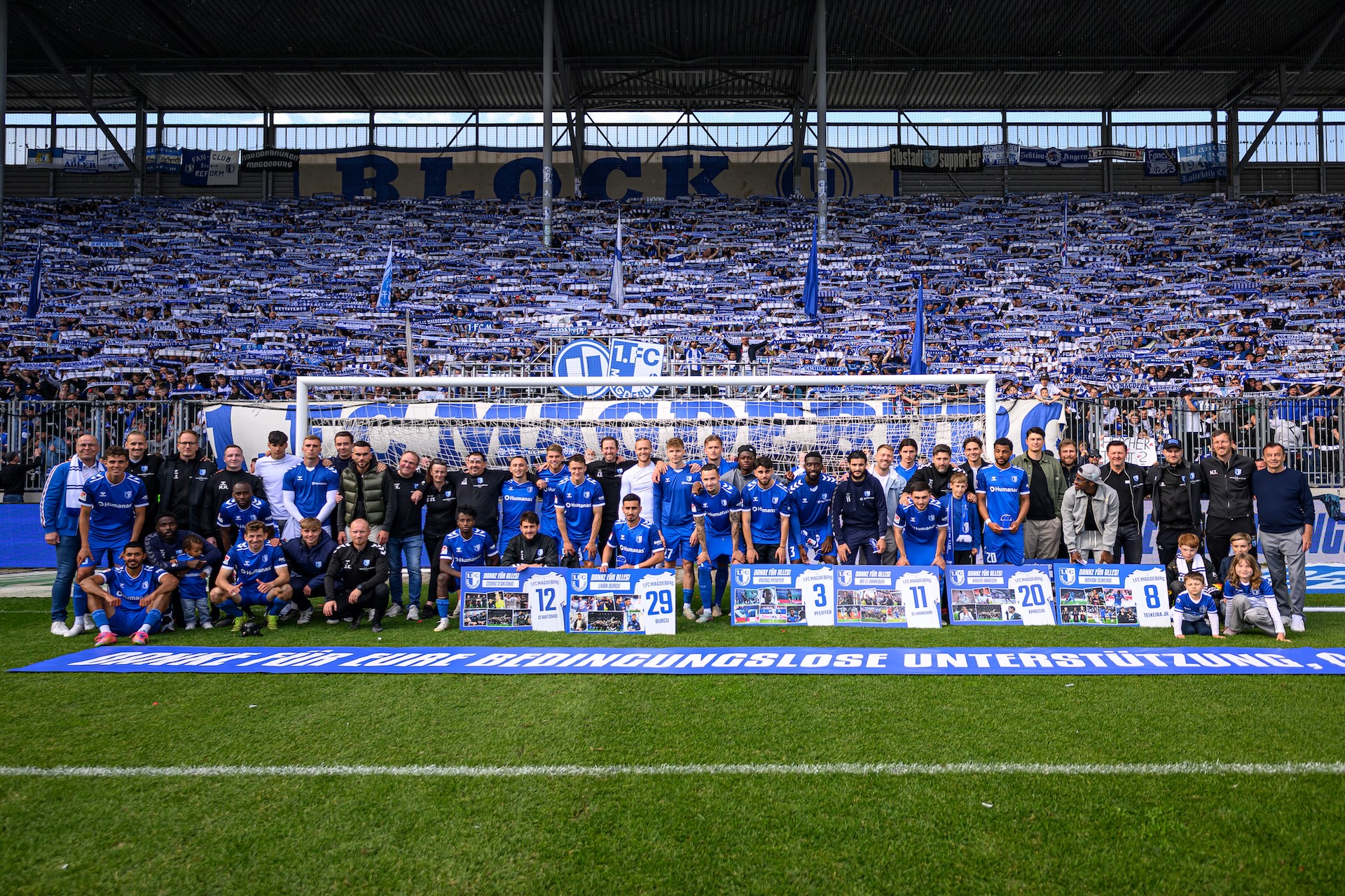 Gemeinsames Gruppenbild mit den Fans