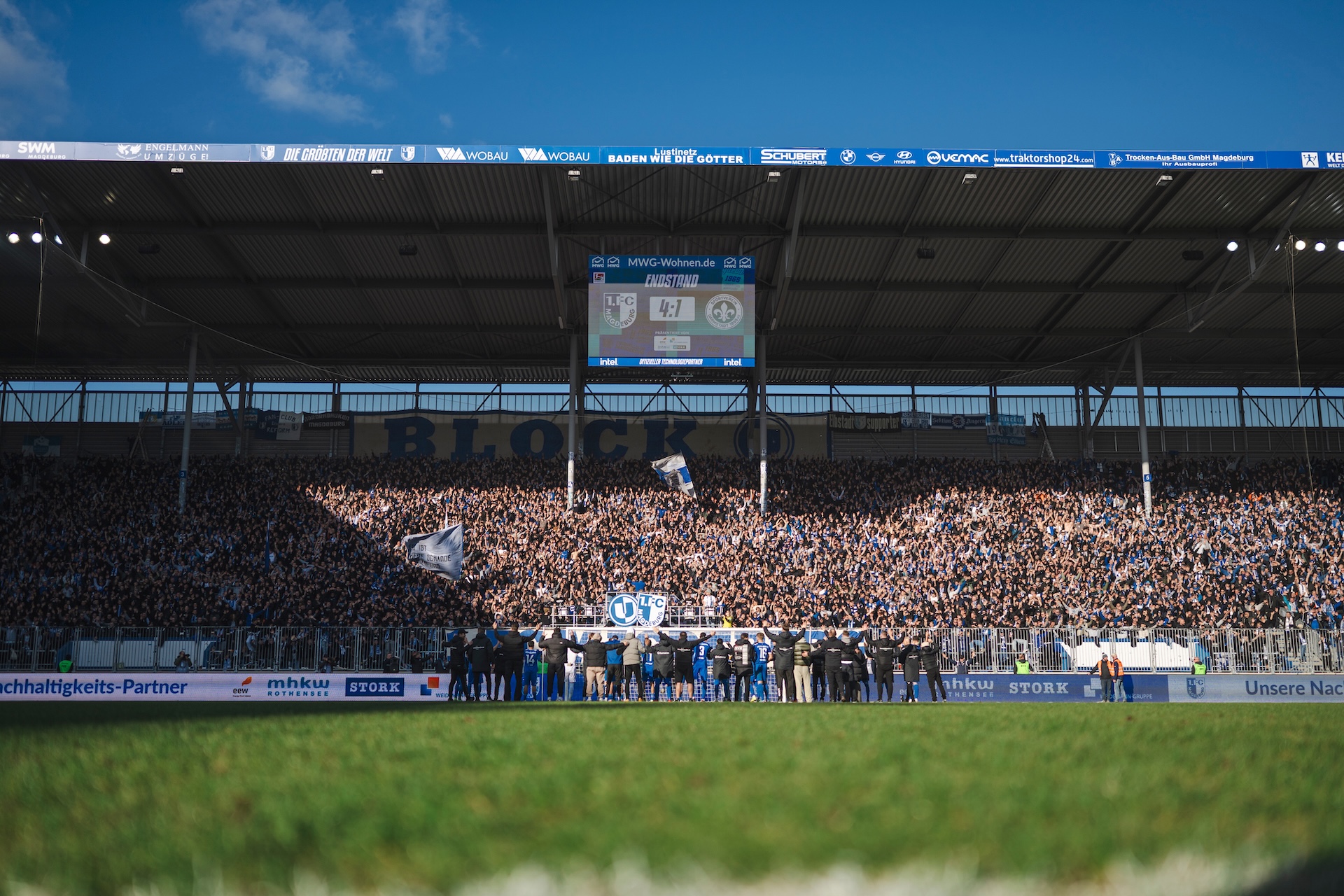 Mannschaft vor der Fankurve