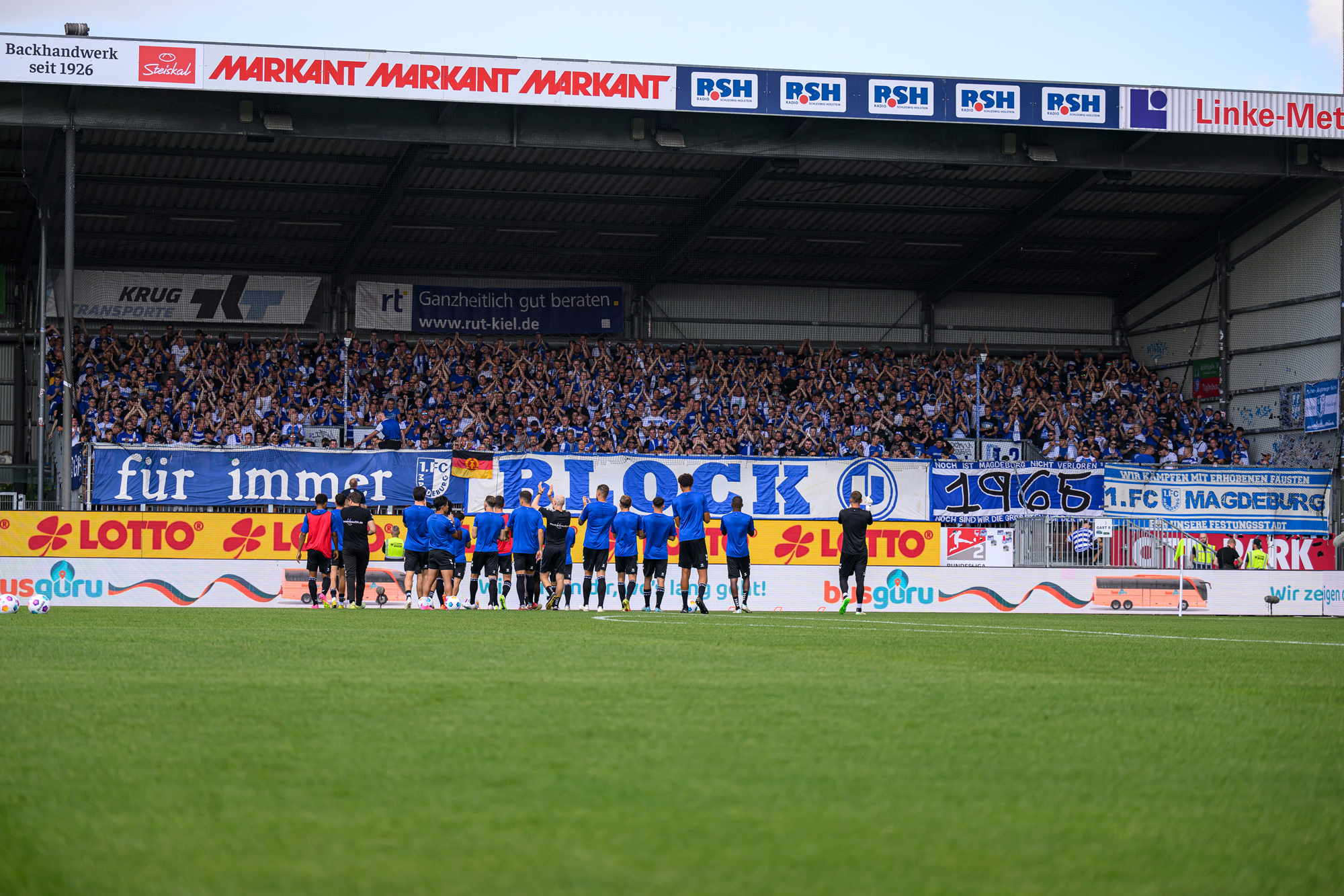 Blick auf den Gästeblock in Kiel.