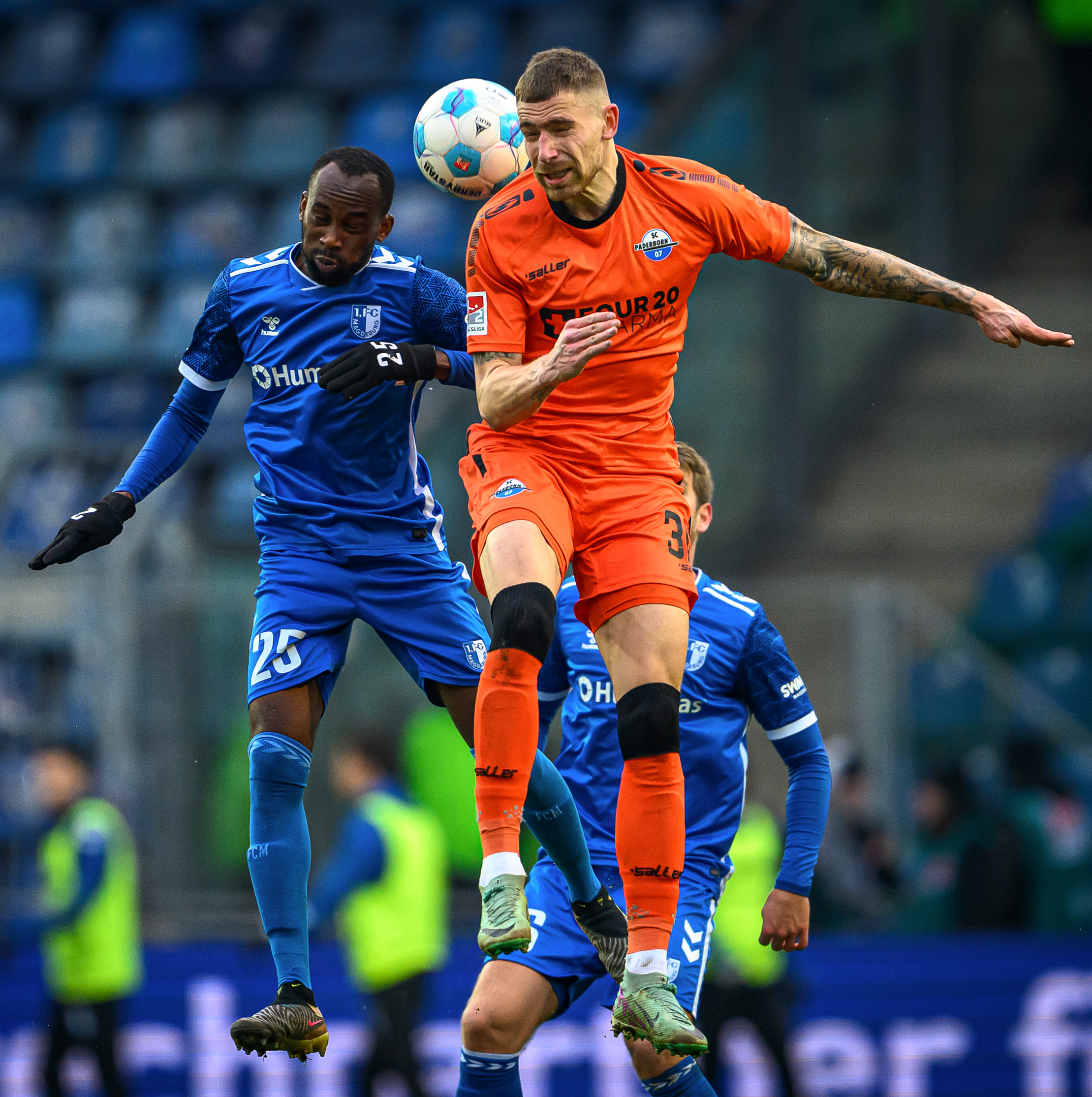 Kopfballduell Magdeburg gegen Paderborn.
