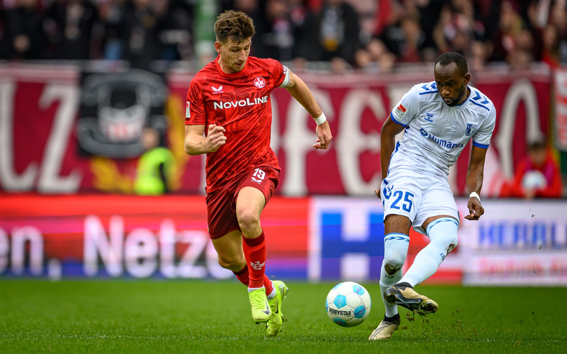 Silas Gnaka (rechts) im Duell mit Daniel Hanslik.