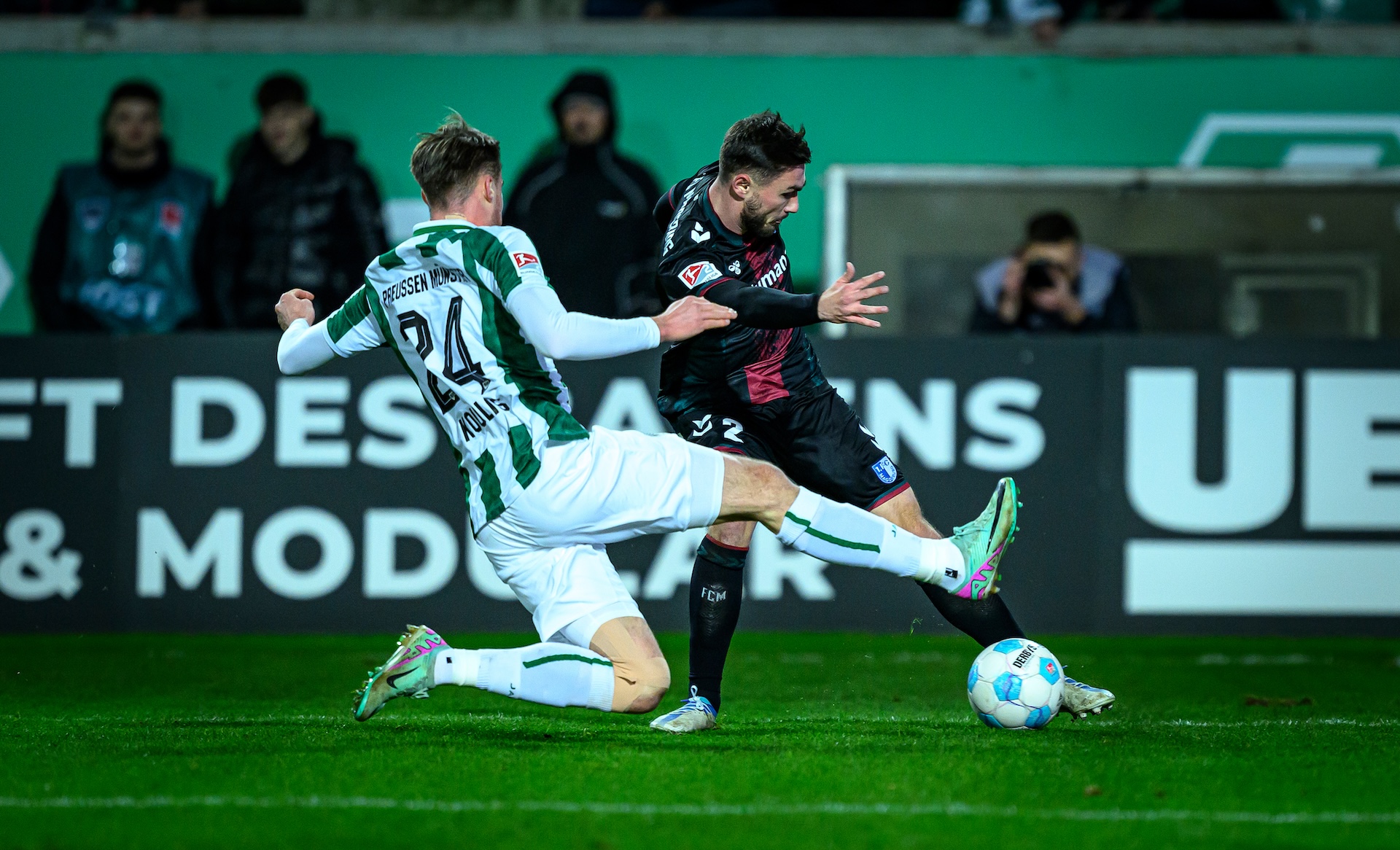 Samuel Loric (rechts) beim 2:1-Sieg in Münster.